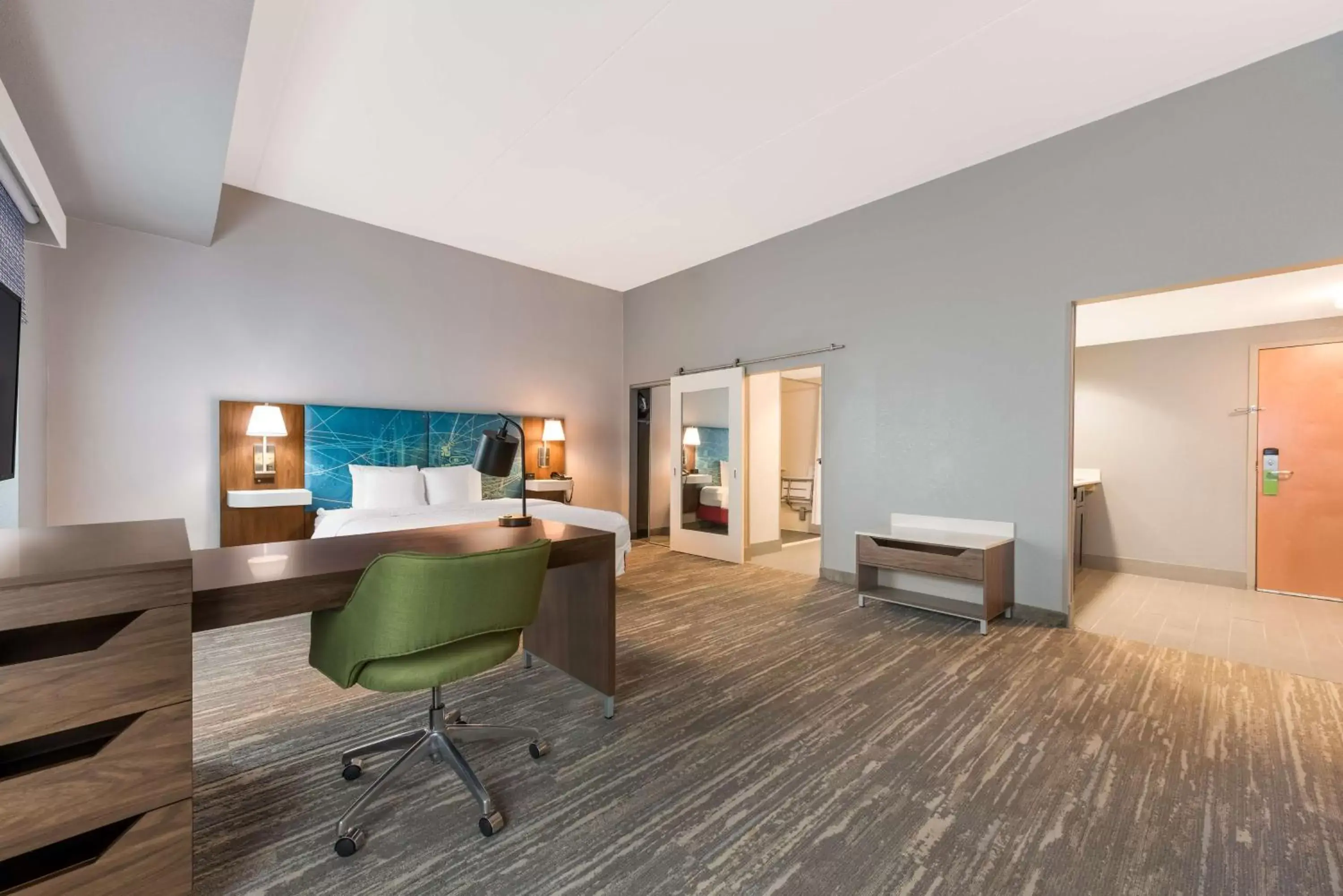 Bedroom, Seating Area in Hampton Inn & Suites Charlotte-Airport