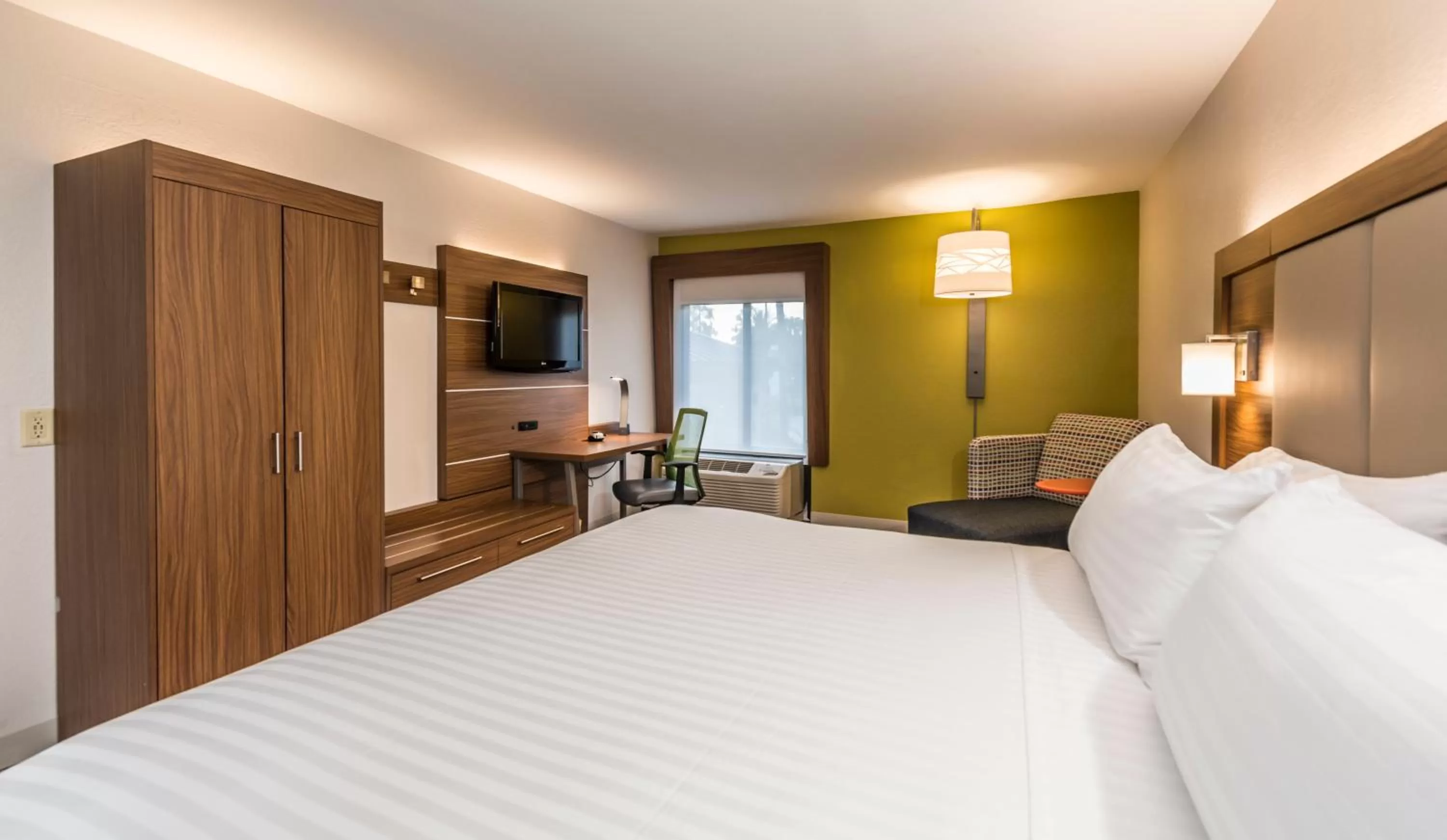 Photo of the whole room, Bed in Holiday Inn Express Hotel & Suites Jacksonville-South by IHG