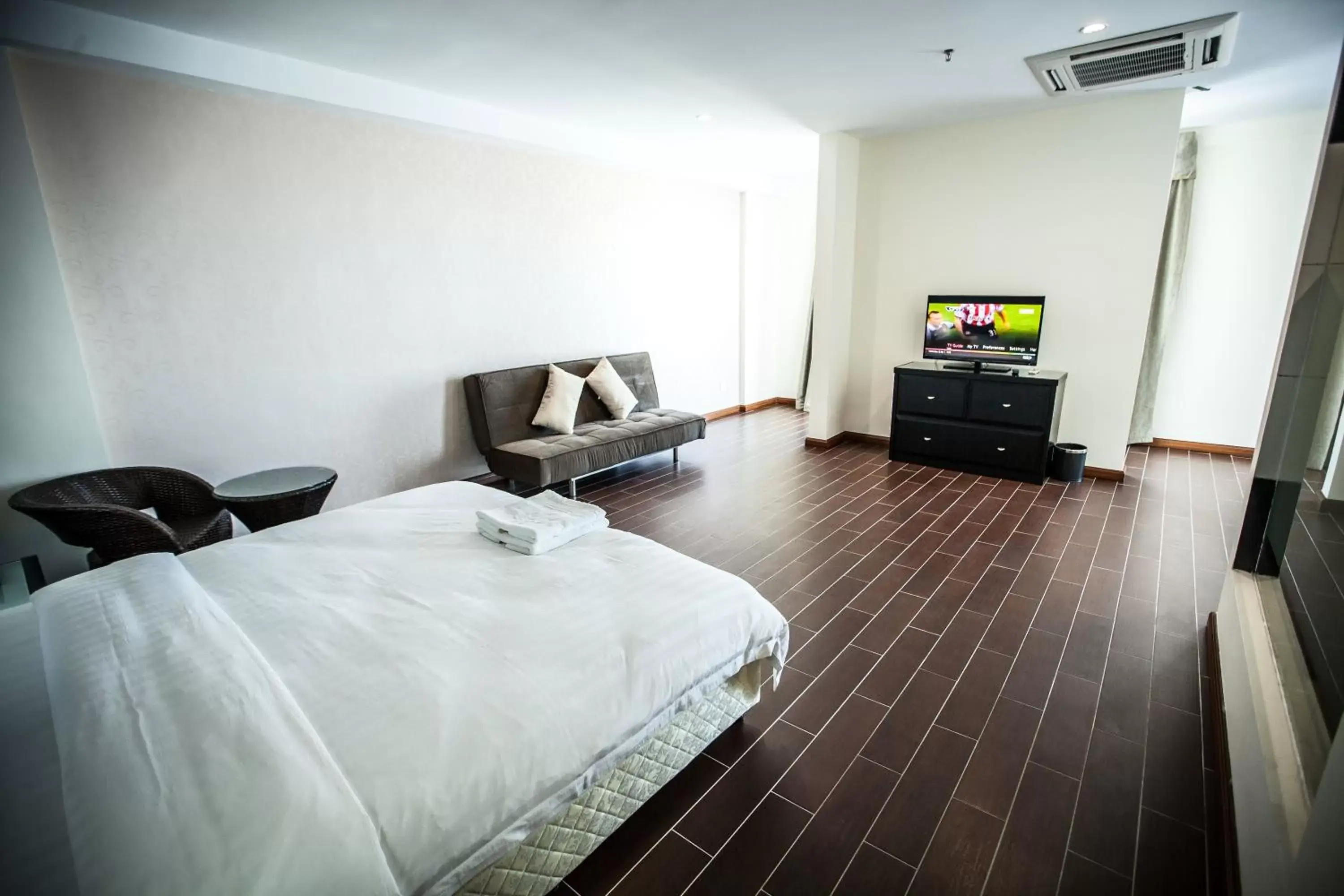 Bed, TV/Entertainment Center in Putatan Platinum Hotel