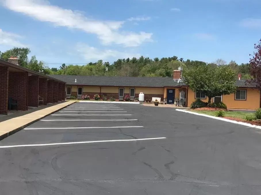 Parking, Property Building in Quiet Corner Inn