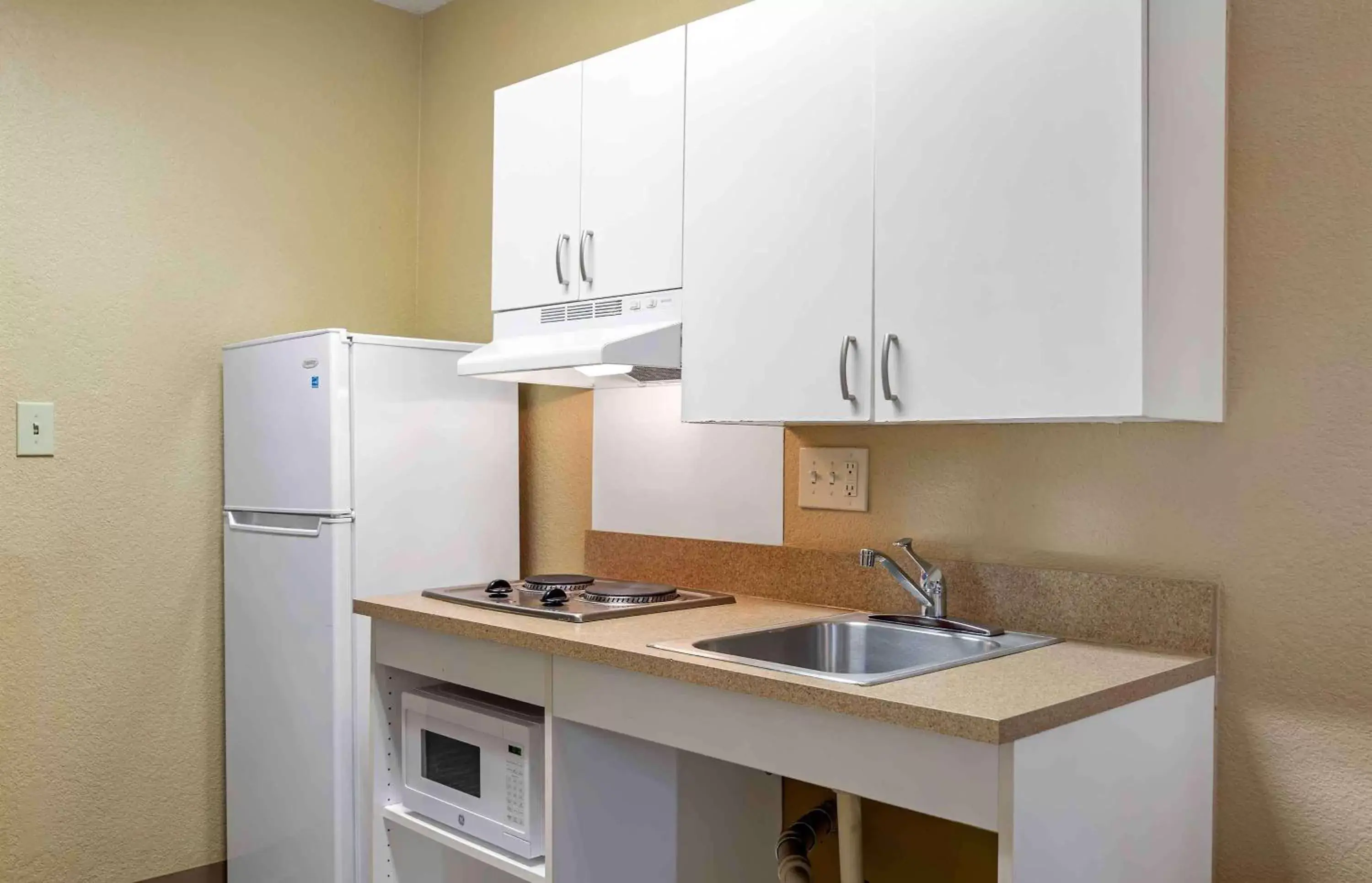 Bedroom, Kitchen/Kitchenette in Extended Stay America Suites - Atlanta - Morrow