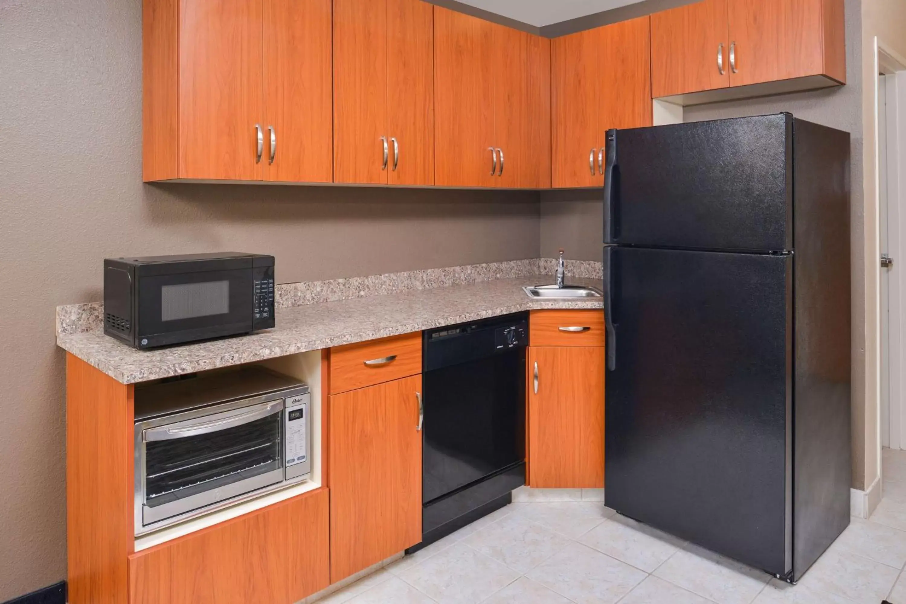 Photo of the whole room, Kitchen/Kitchenette in Best Western PLUS Mountain View Auburn Inn