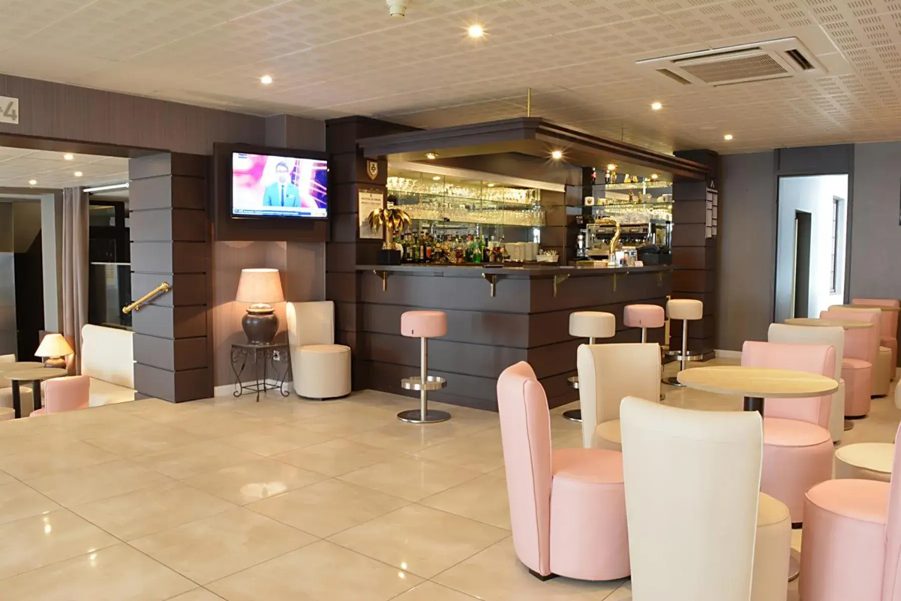 Lounge or bar in Hôtel Croix des Bretons - Lourdes Pyrénées Lounge or bar in Hôtel Croix des Bretons - Lourdes Pyrénées