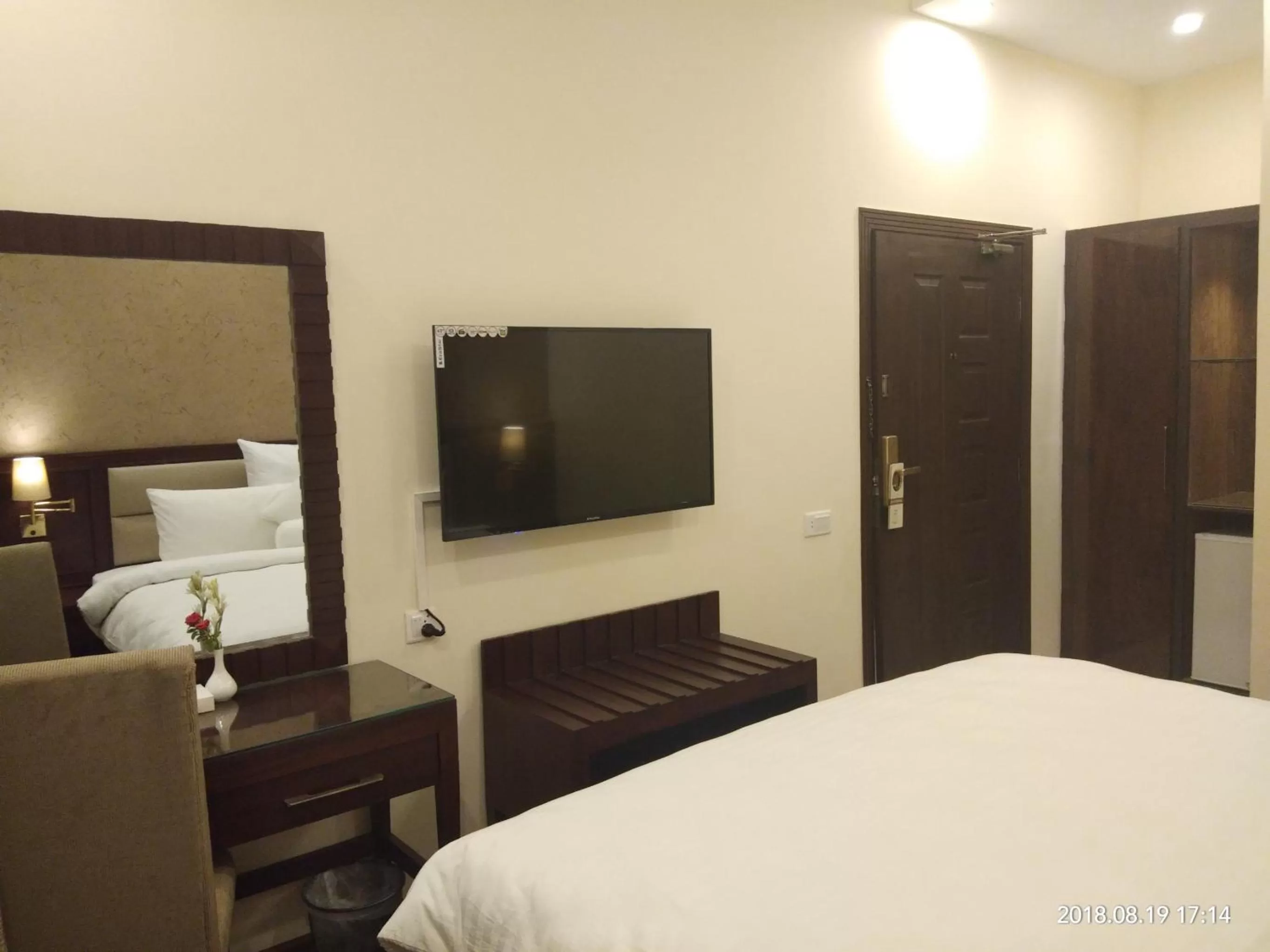 Spring, Bed in S Chalet Multan