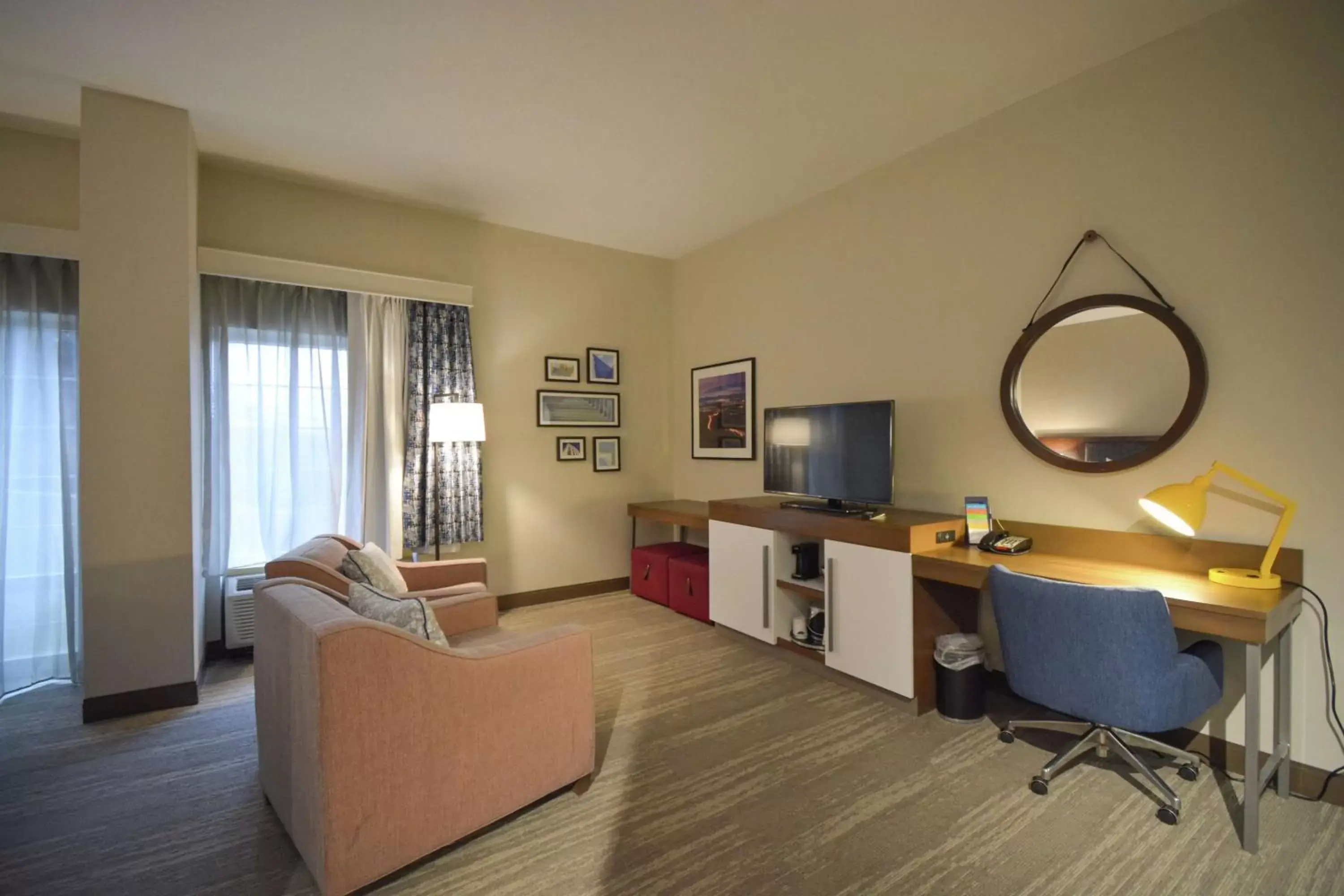 Bedroom, Seating Area in Hampton Inn Salem East - Electric Road