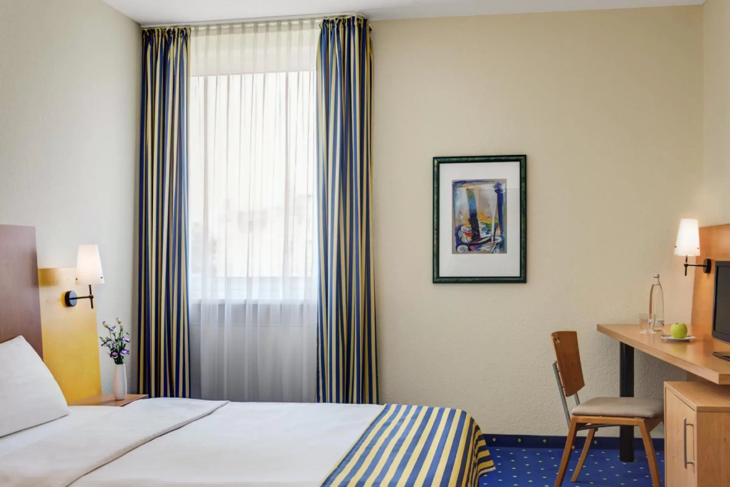 Photo of the whole room, Bed in IntercityHotel Stralsund
