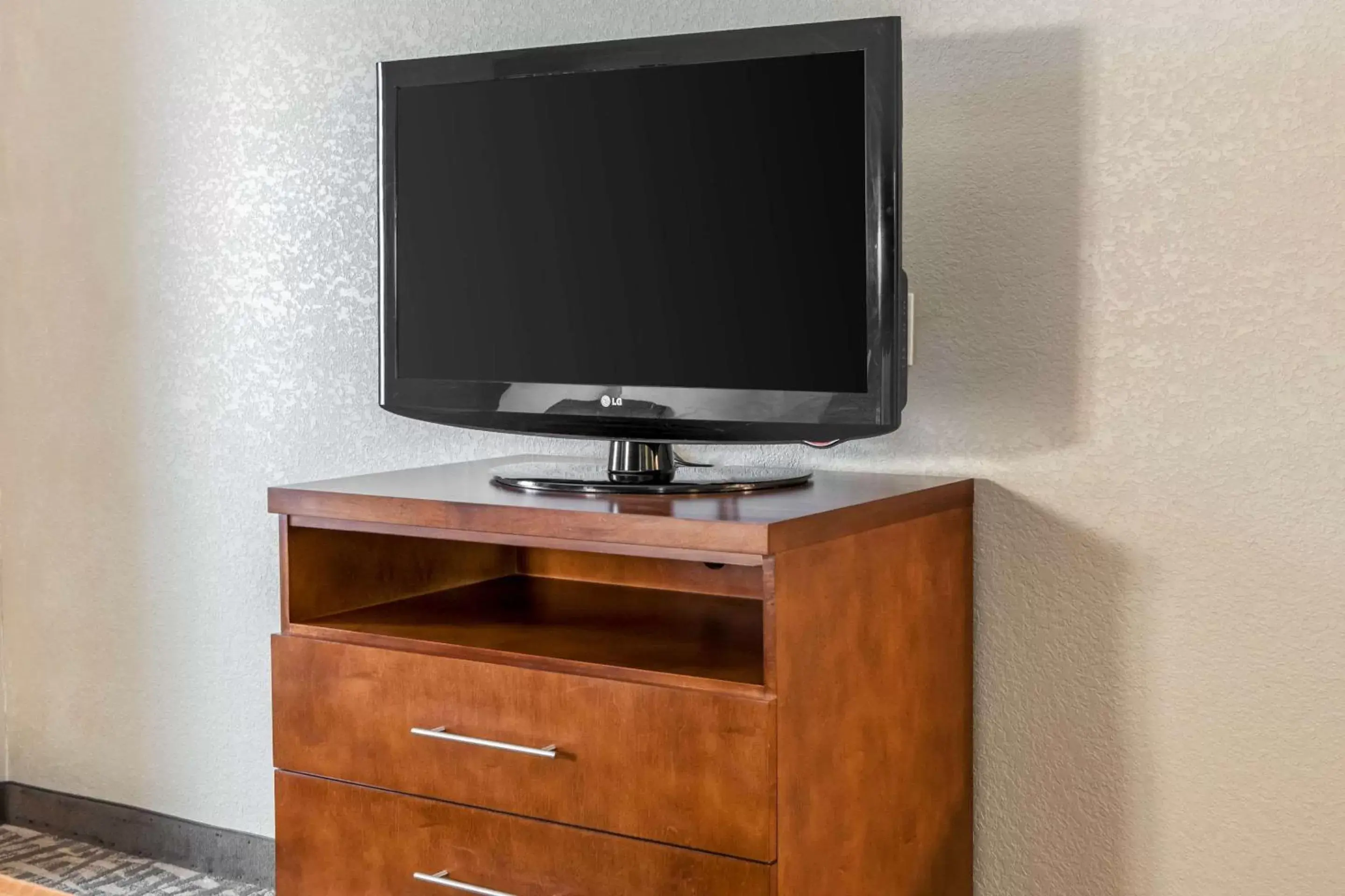 Photo of the whole room, TV/Entertainment Center in Comfort Suites - Vincennes