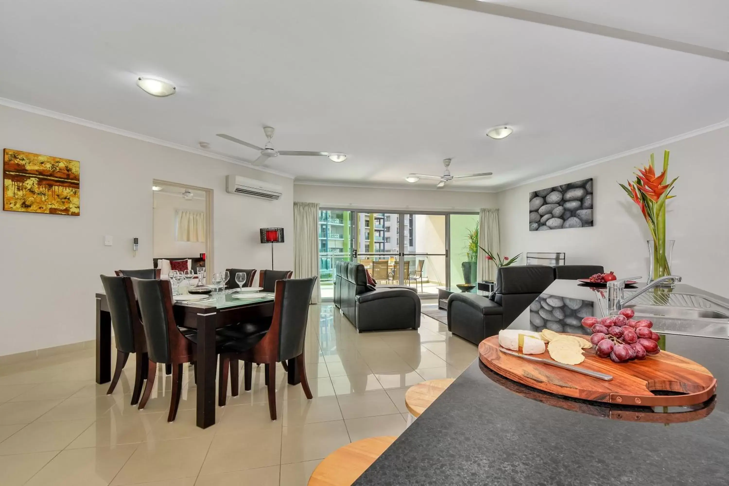 Kitchen or kitchenette, Dining Area in Argus Apartments Darwin