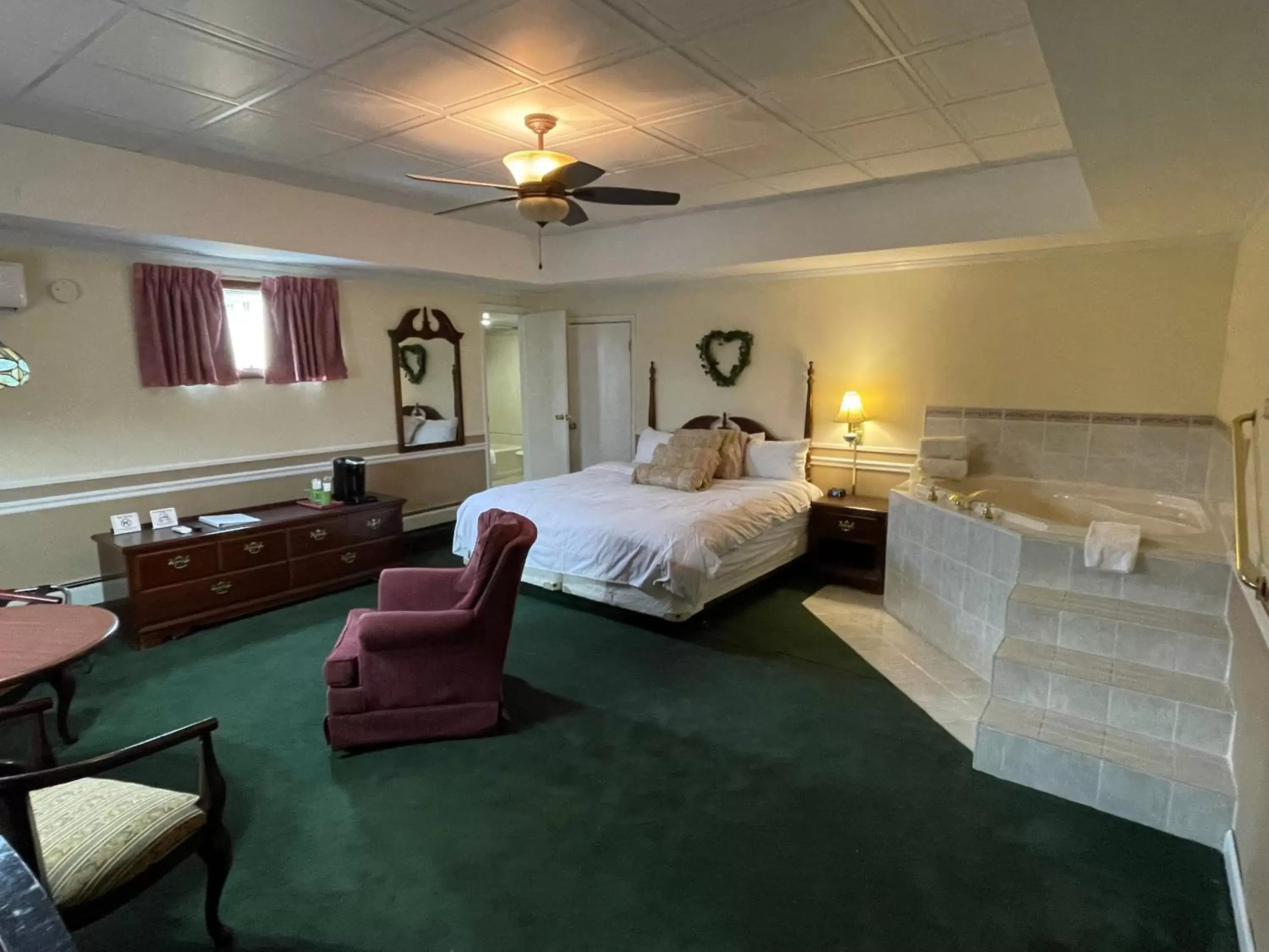 Hot Tub, Bed in Sara Placid Inn & Suites