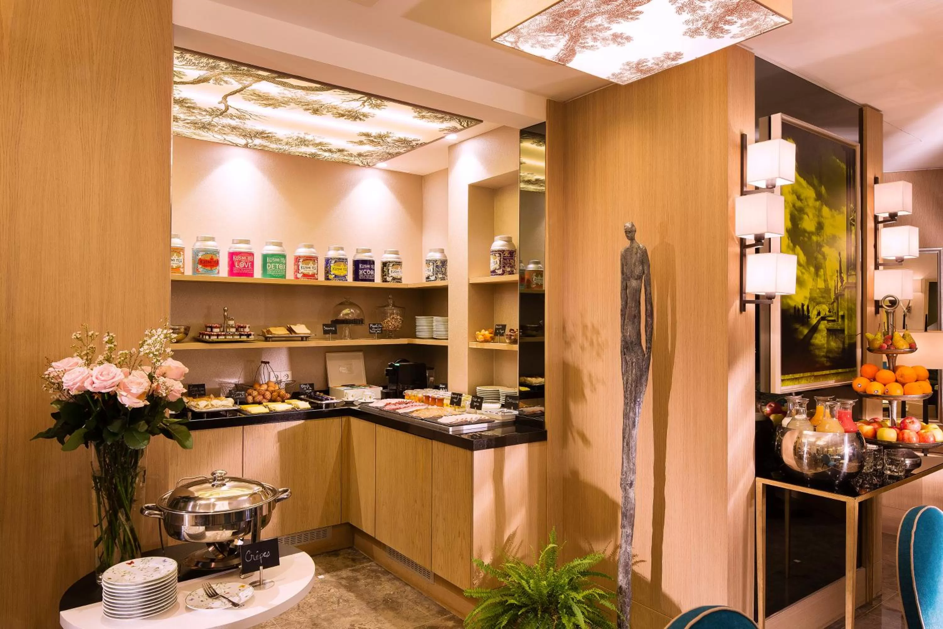 Food and drinks in Balmoral Champs Elysées