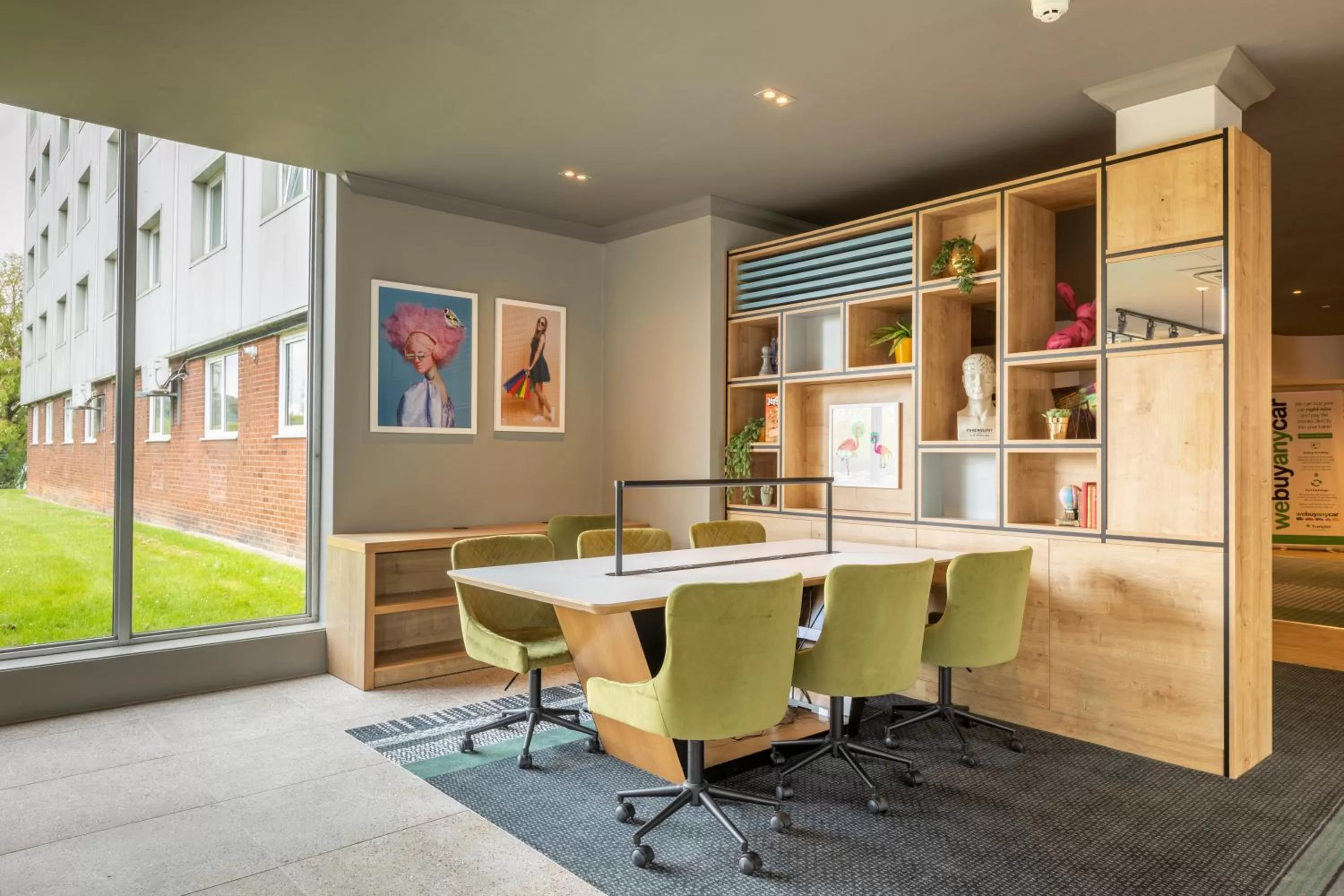 Lounge or bar in Holiday Inn Basildon by IHG