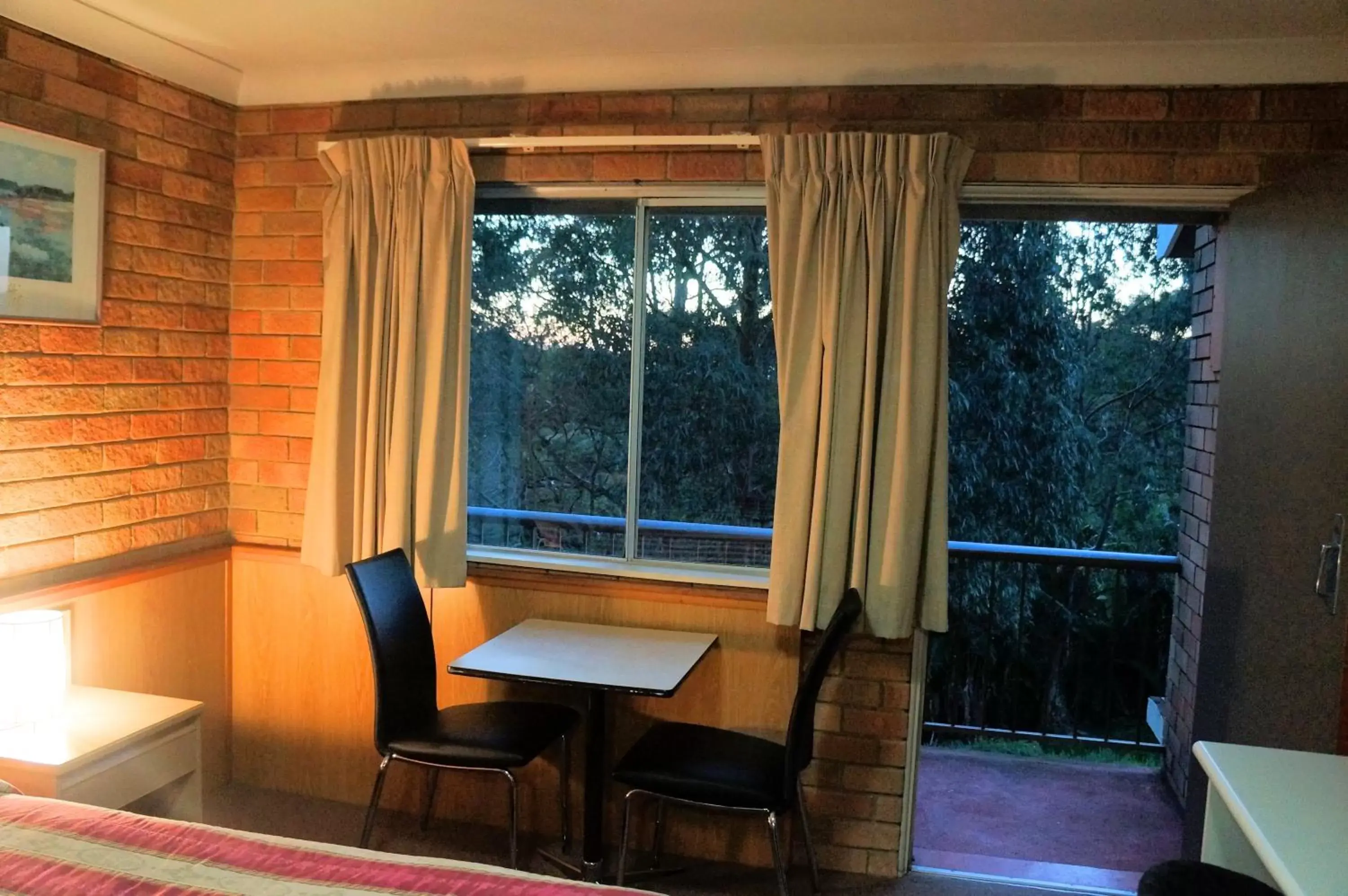 Queen Room with Balcony in Panorama Motor Inn Queen Room with Balcony in Panorama Motor Inn