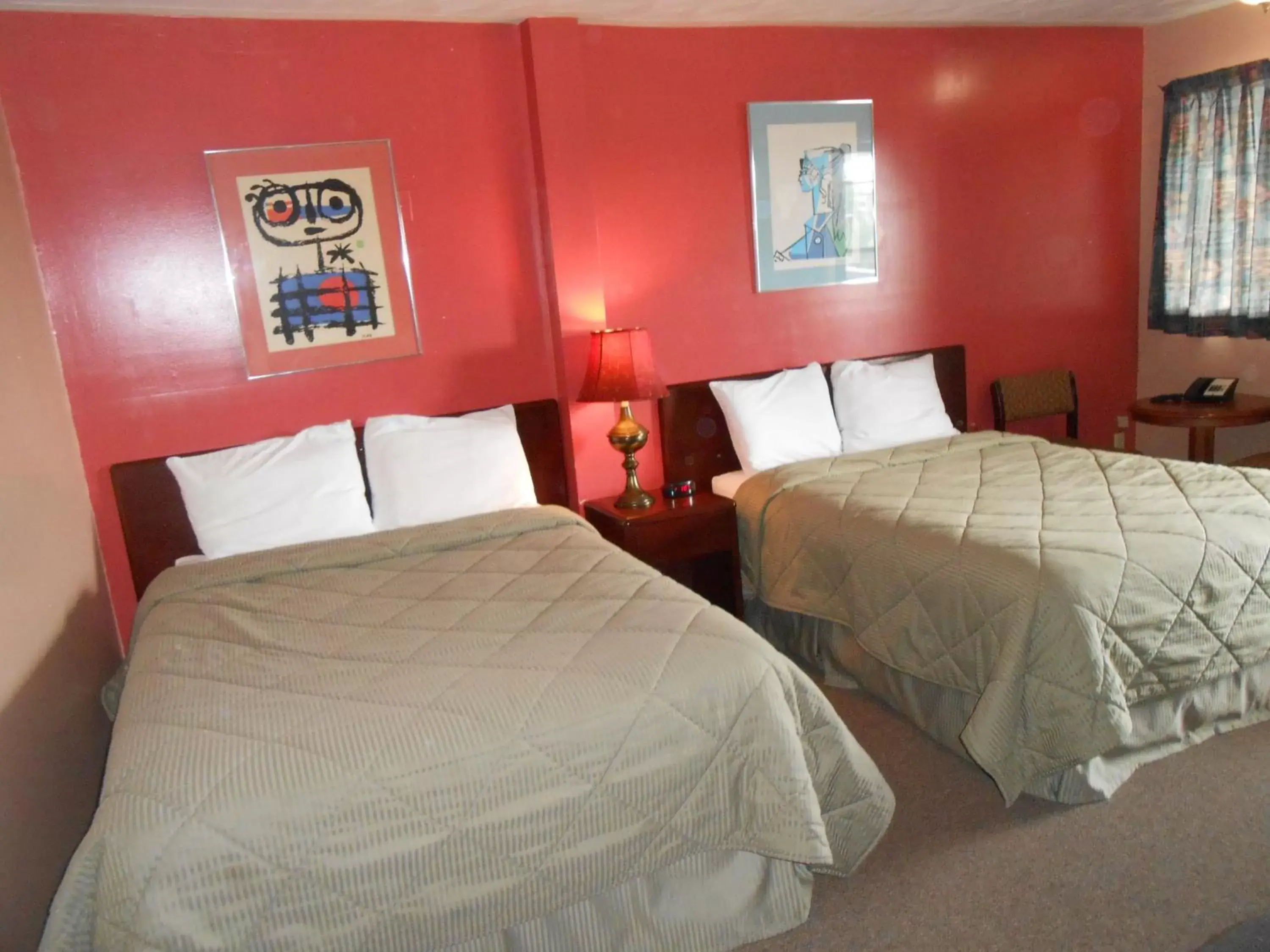 Seating area, Bed in Aquarius Motel