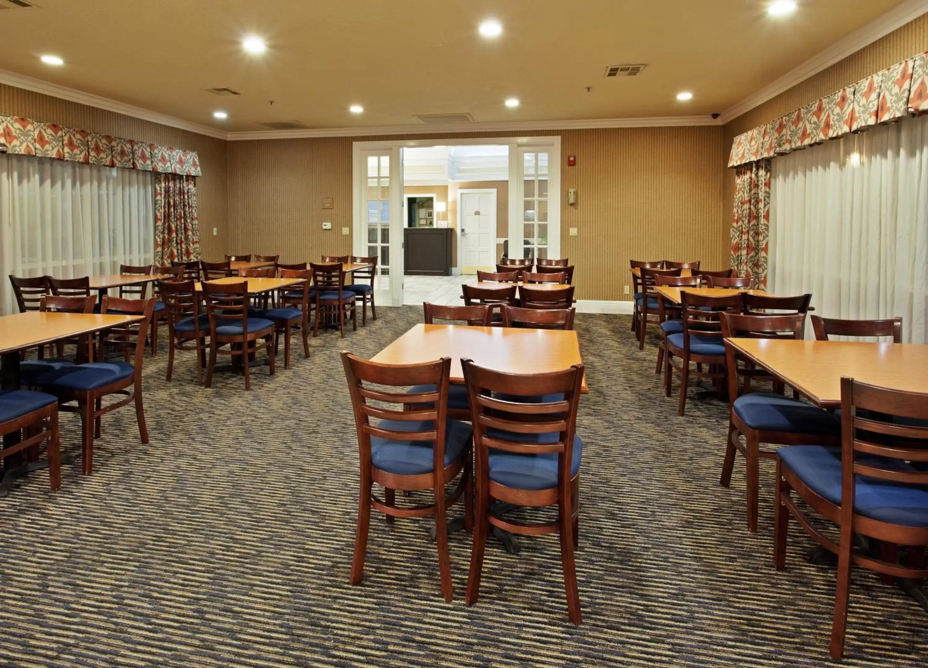 Breakfast, Restaurant/Places to Eat in Holiday Inn Express Corning, an IHG Hotel