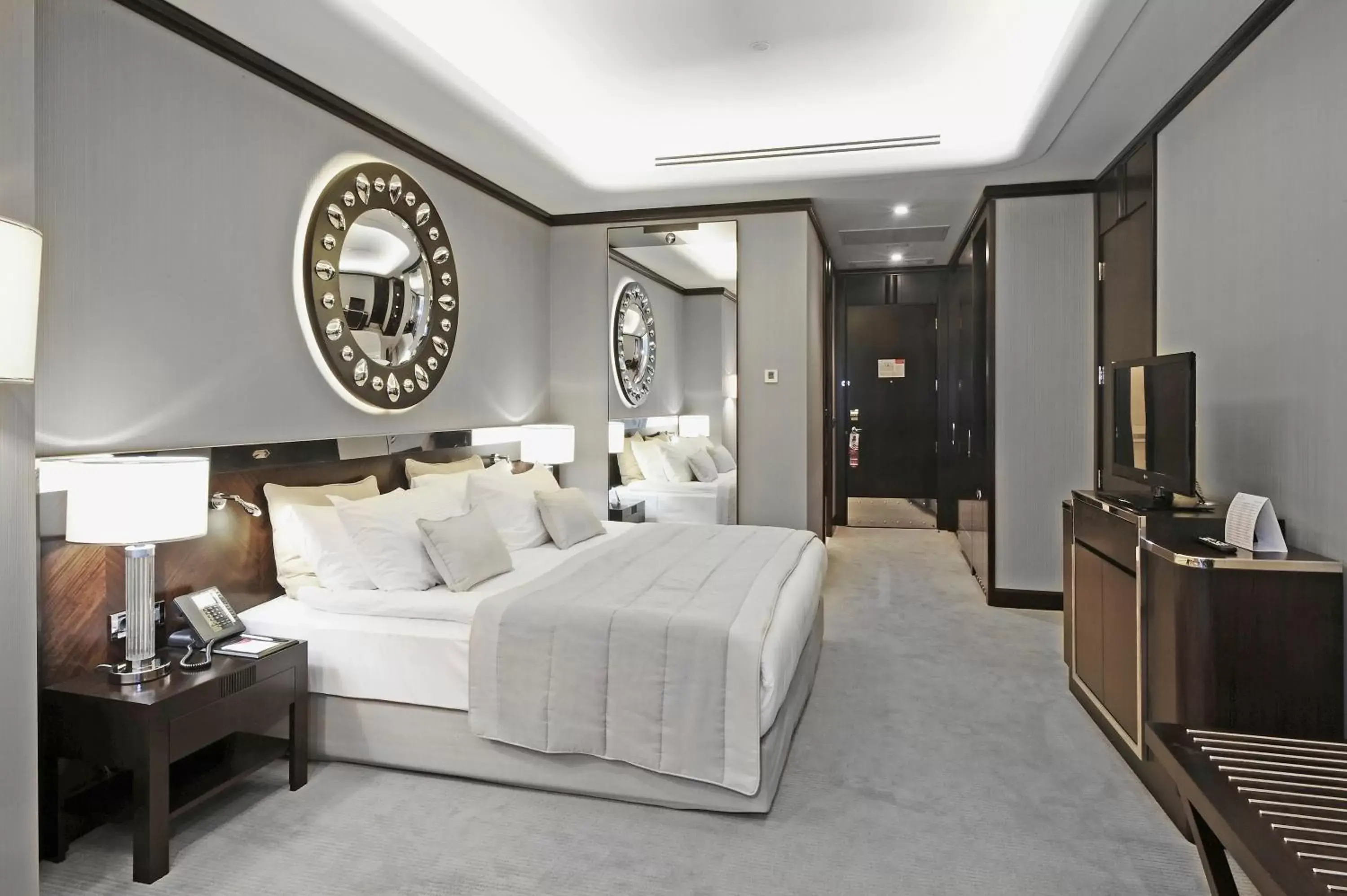 Photo of the whole room, Bed in Crowne Plaza Bursa Convention Center & Thermal Spa by IHG Photo of the whole room, Bed in Crowne Plaza Bursa Convention Center & Thermal Spa by IHG