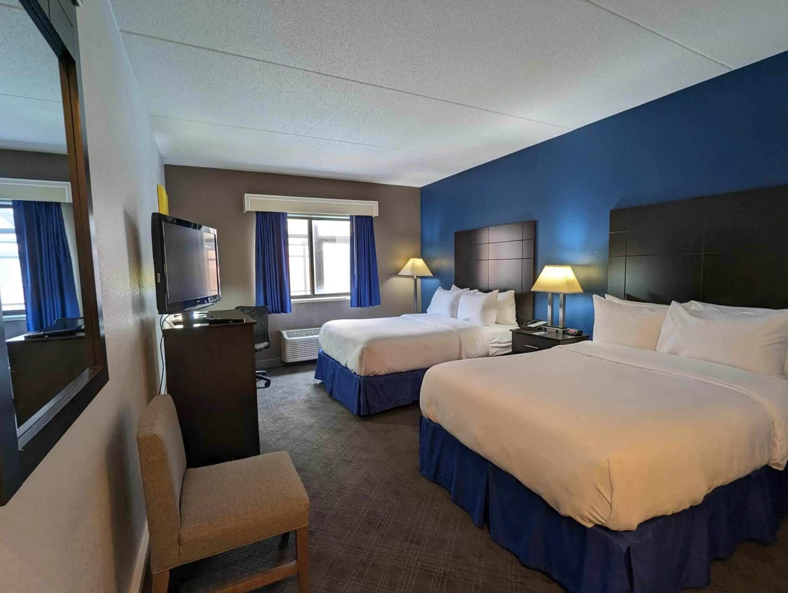 Bedroom in Comfort Inn & Suites Mundelein-Vernon Hills