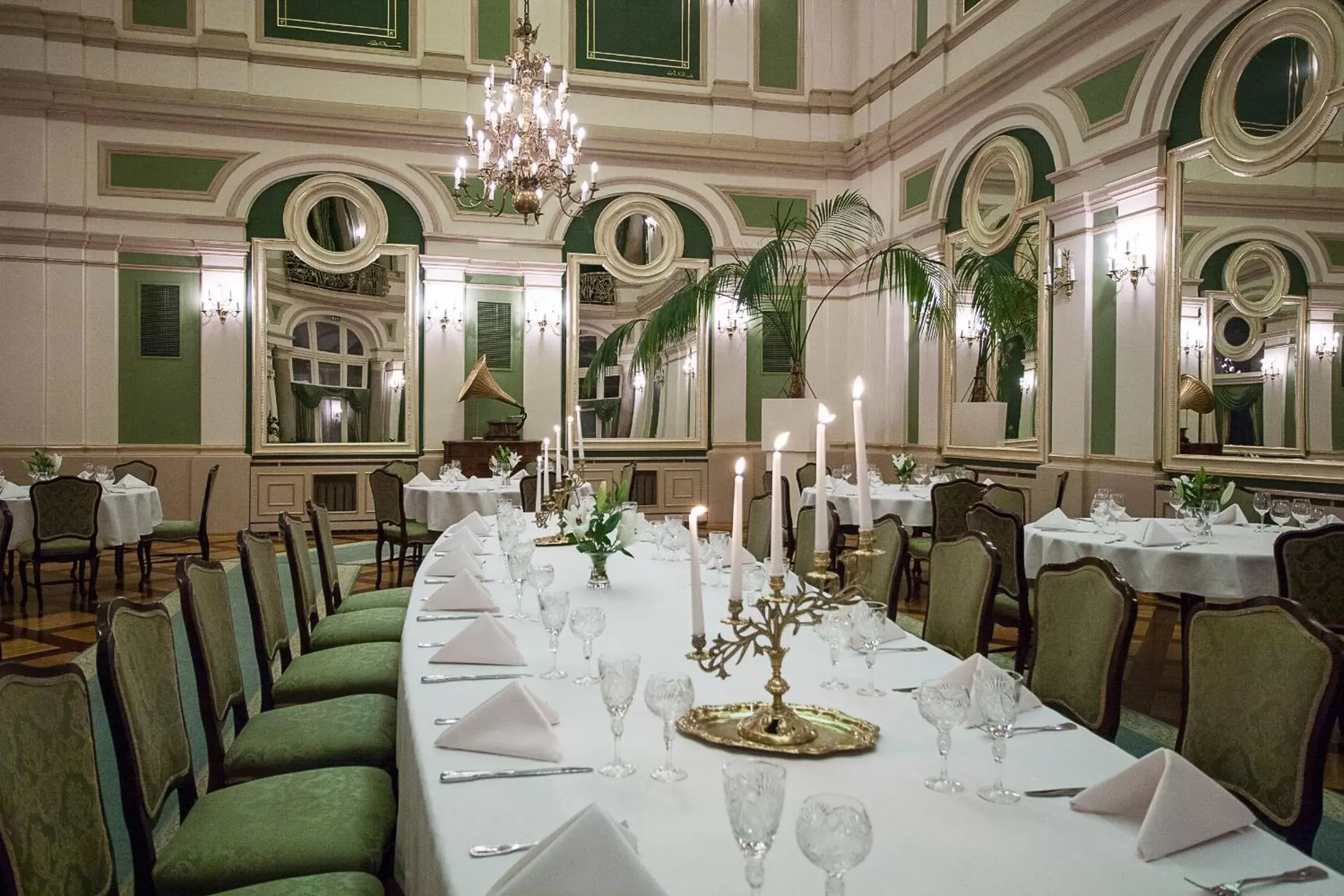 Restaurant/places to eat in Grand Hotel Restaurant/places to eat in Grand Hotel