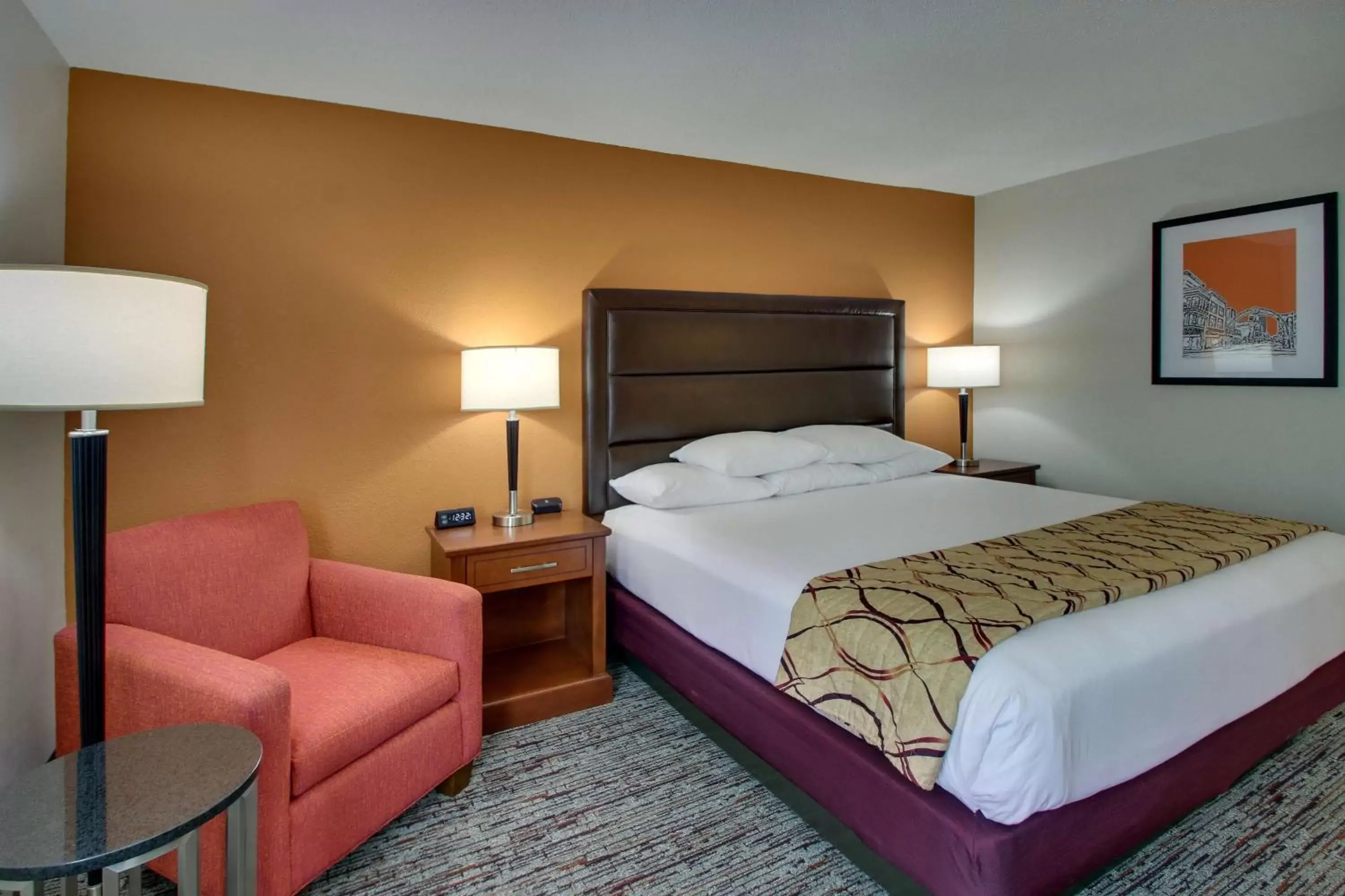 Photo of the whole room, Bed in Drury Inn & Suites Evansville East