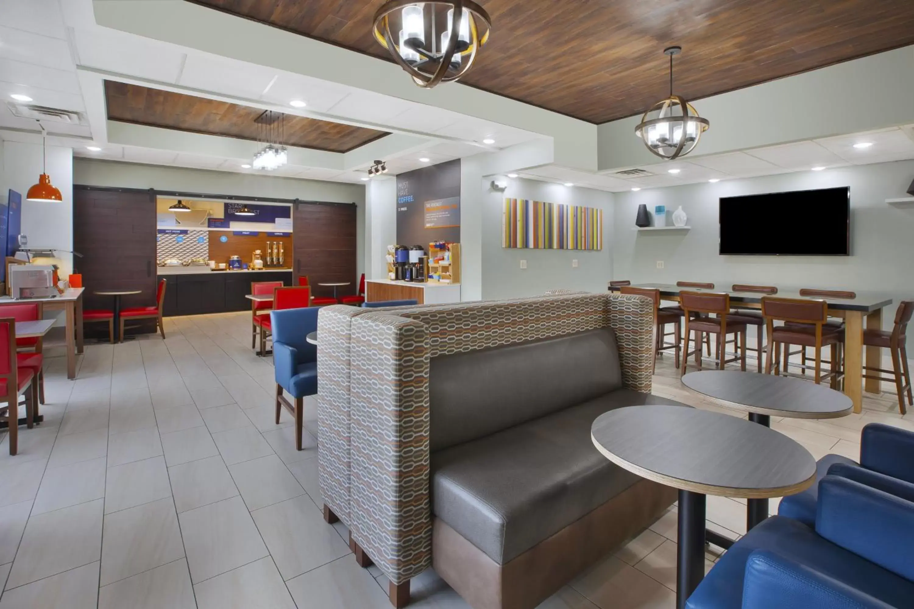 Breakfast, Lounge/Bar in Holiday Inn Express Tiffin, an IHG Hotel