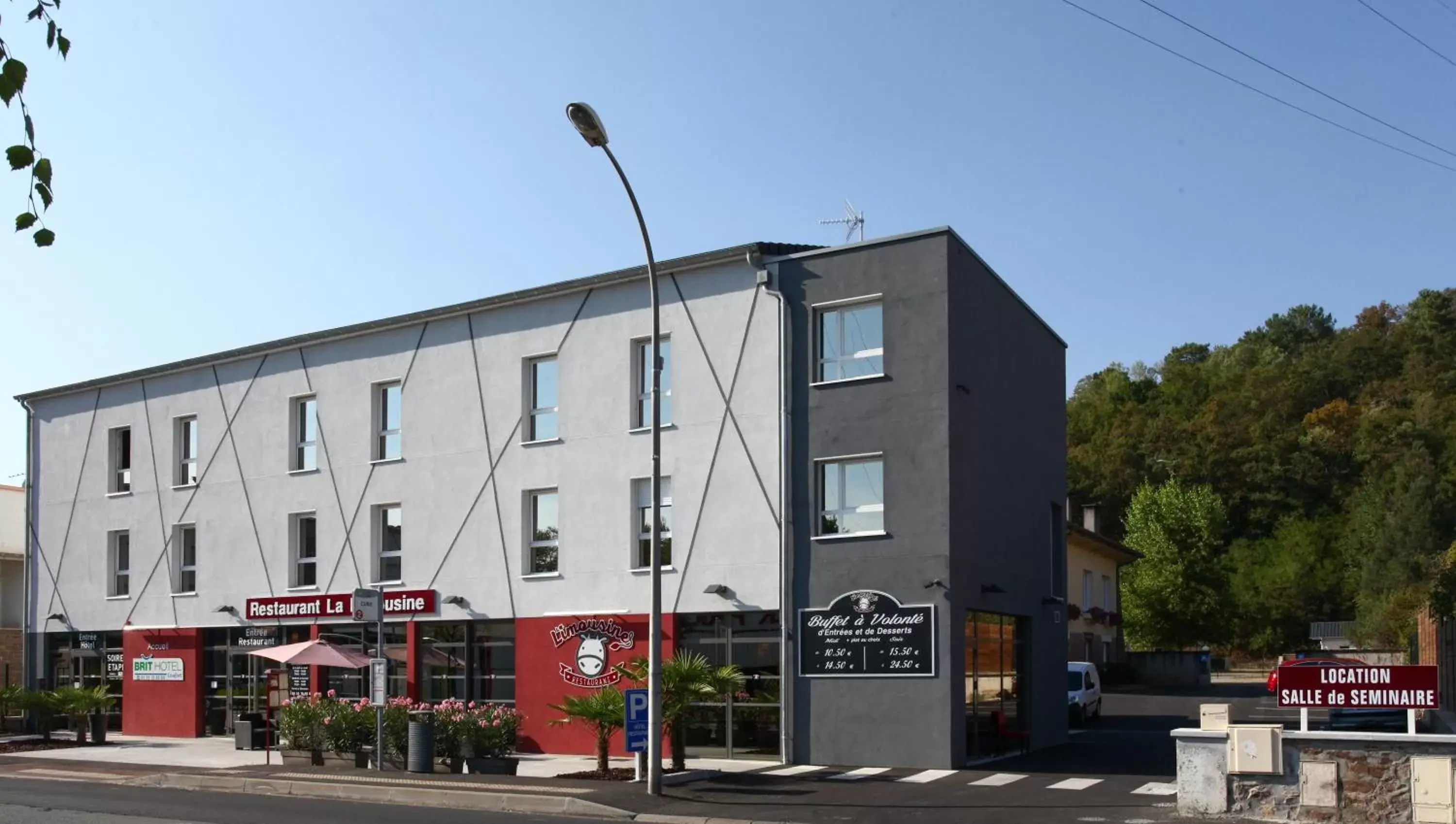 Facade/entrance, Property Building in Brit Hotel Brive La Gaillarde - Restaurant La Limousine