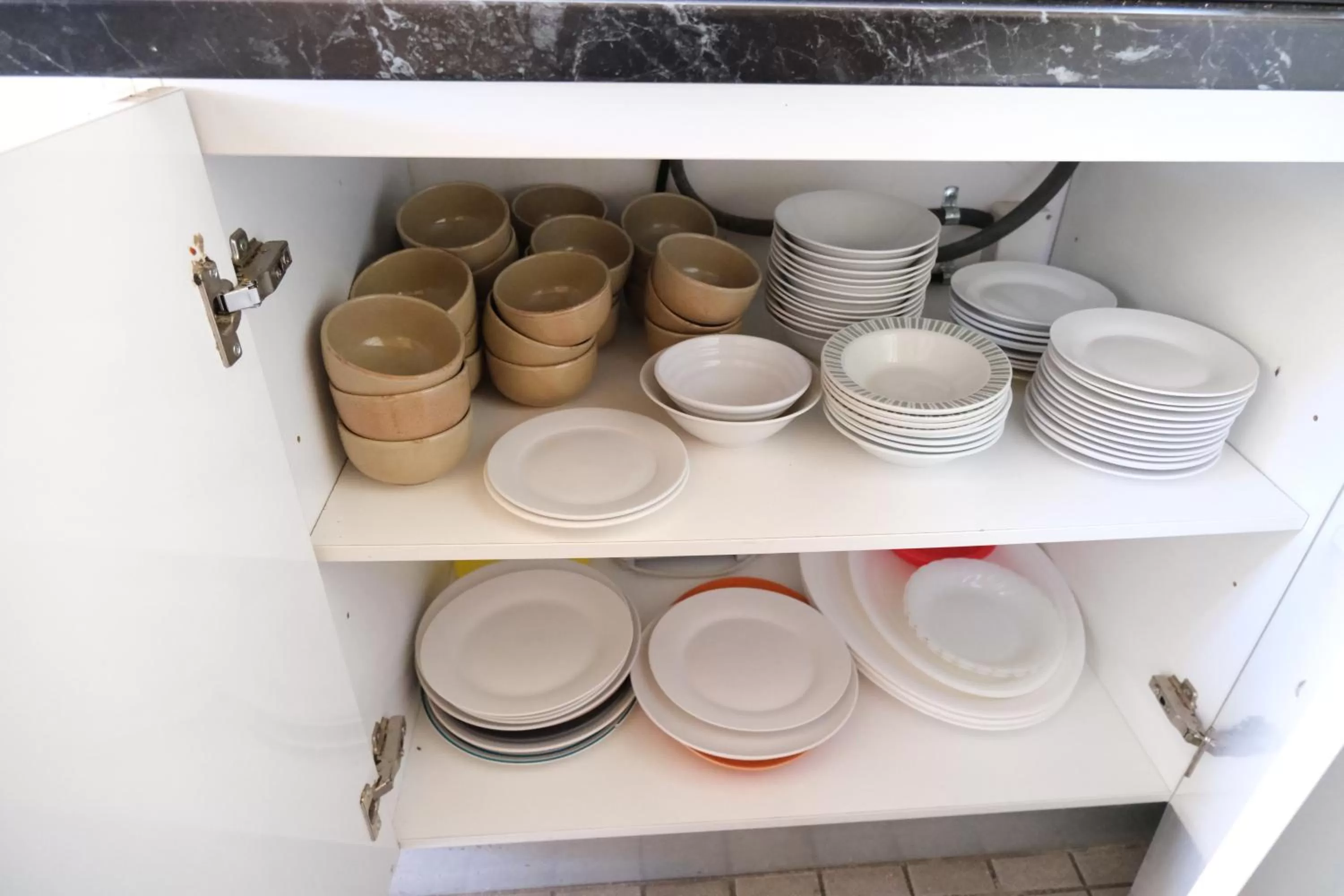 Communal kitchen in Sapphire Palms Motel