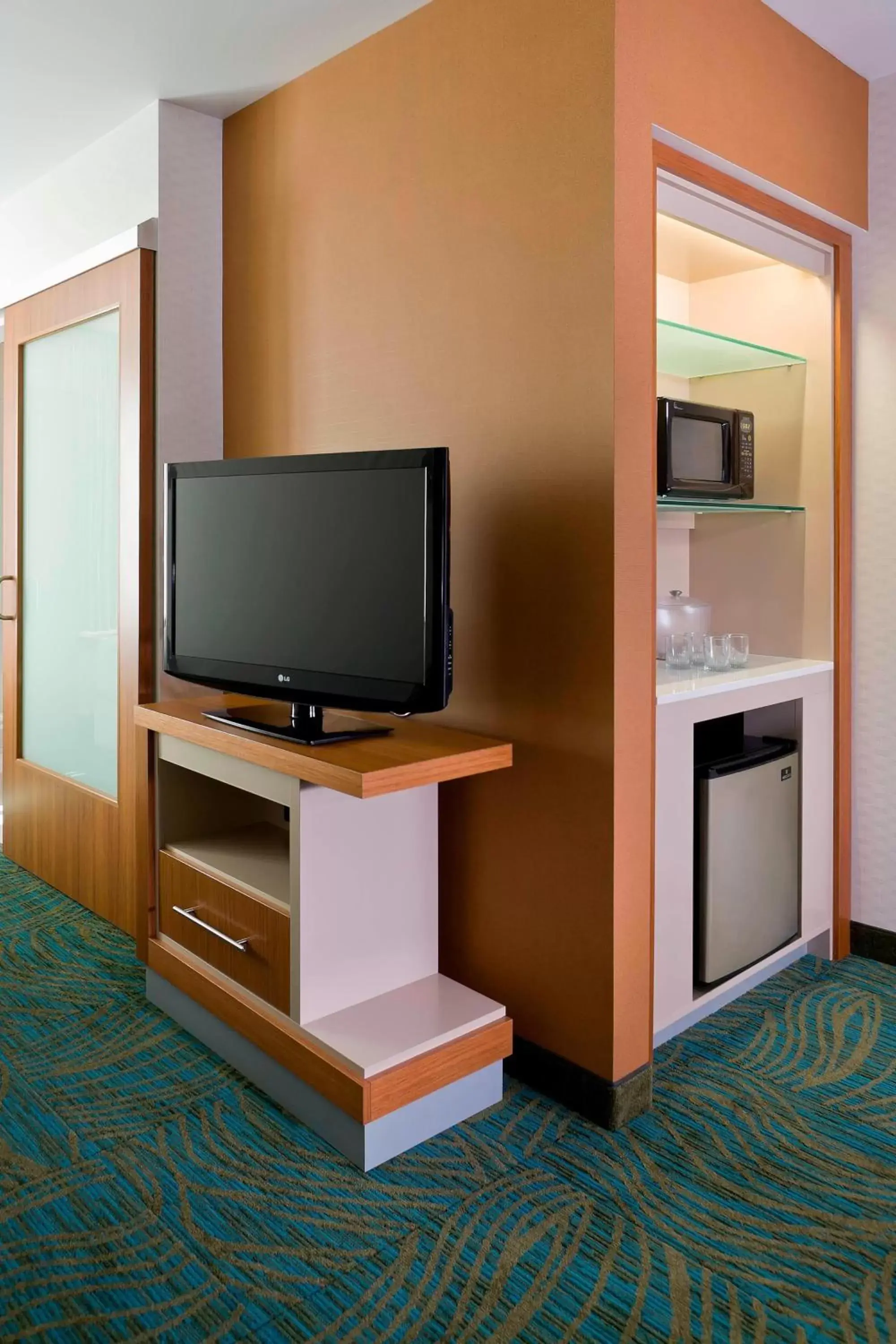 Bedroom, TV/Entertainment Center in SpringHill Suites by Marriott Philadelphia Langhorne