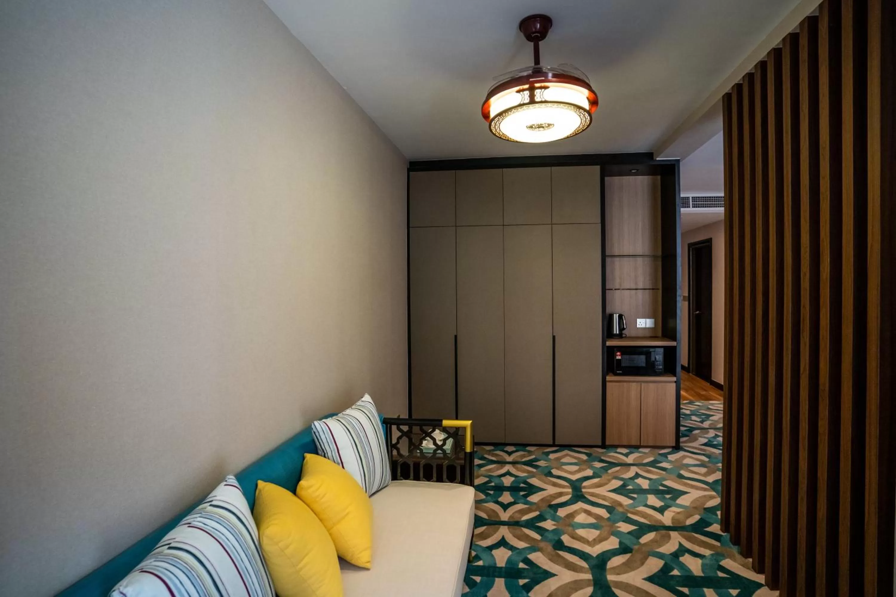 CHRISTEE SUITES HOTEL