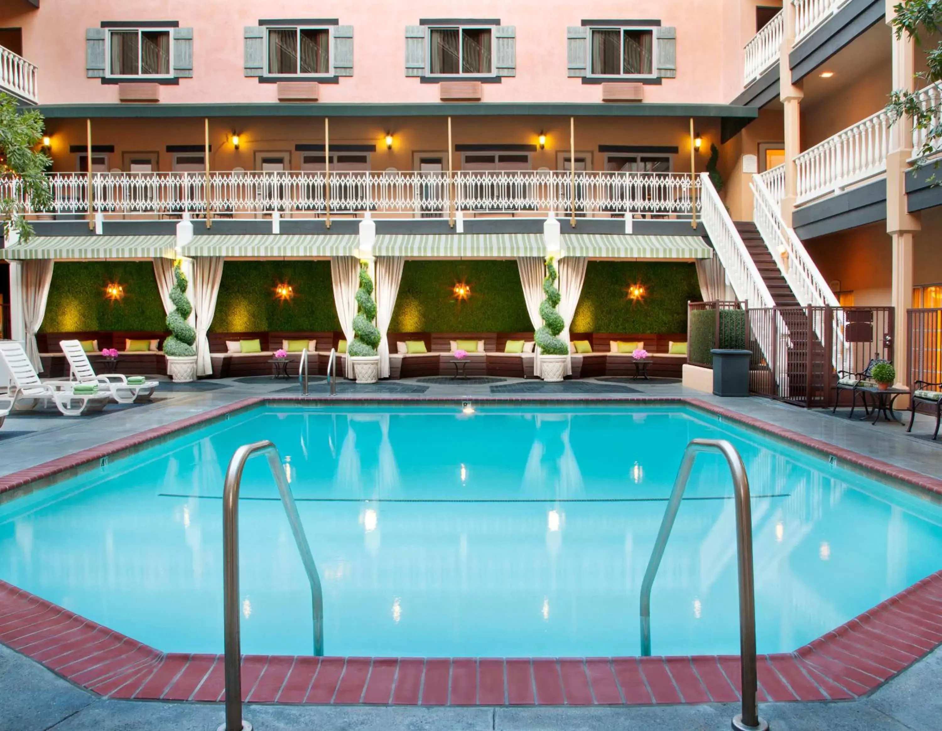 Swimming Pool in Ayres Hotel Costa Mesa Newport Beach