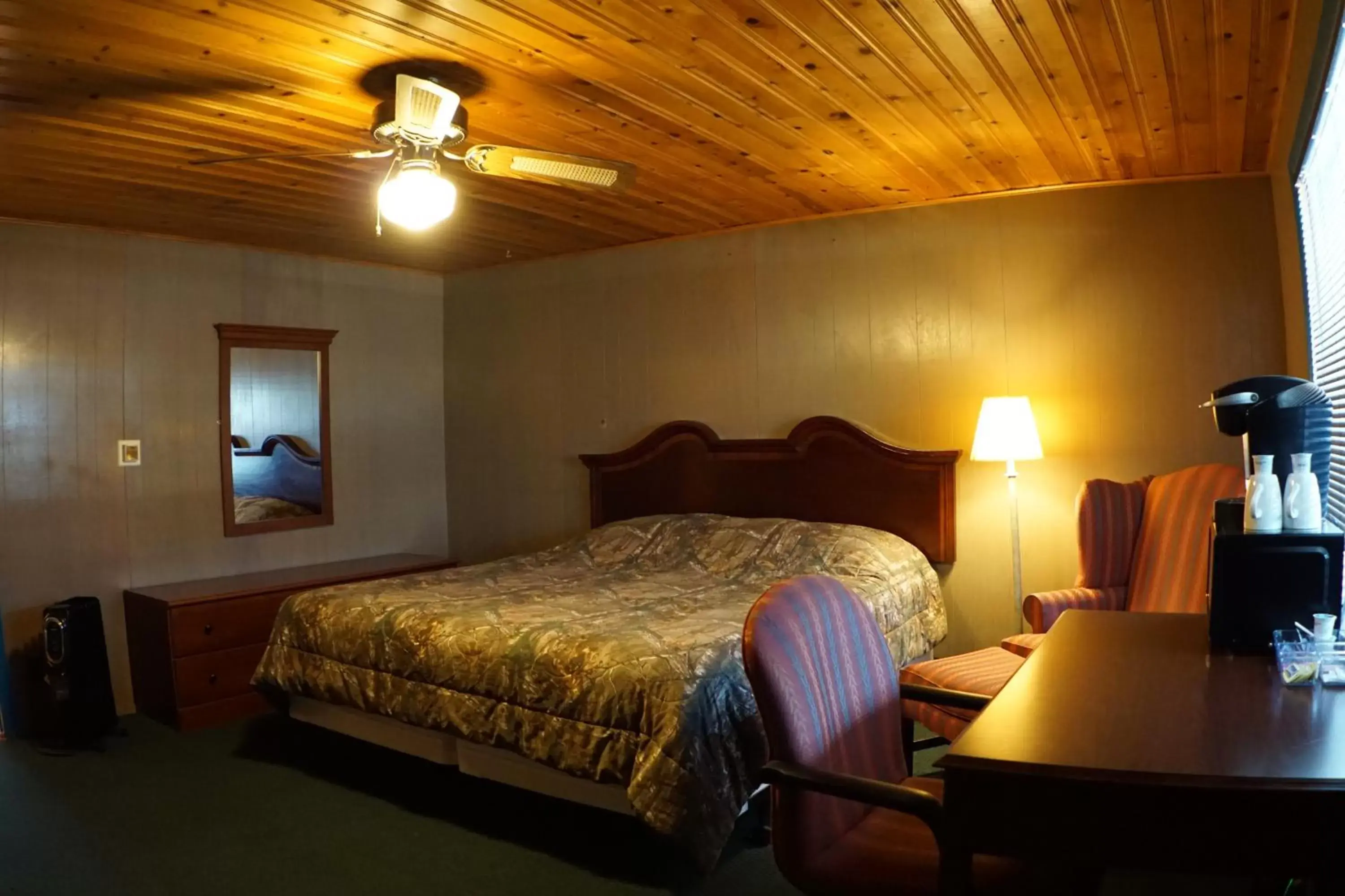 King Suite in Eagle Nest Fly Shack & Lodge