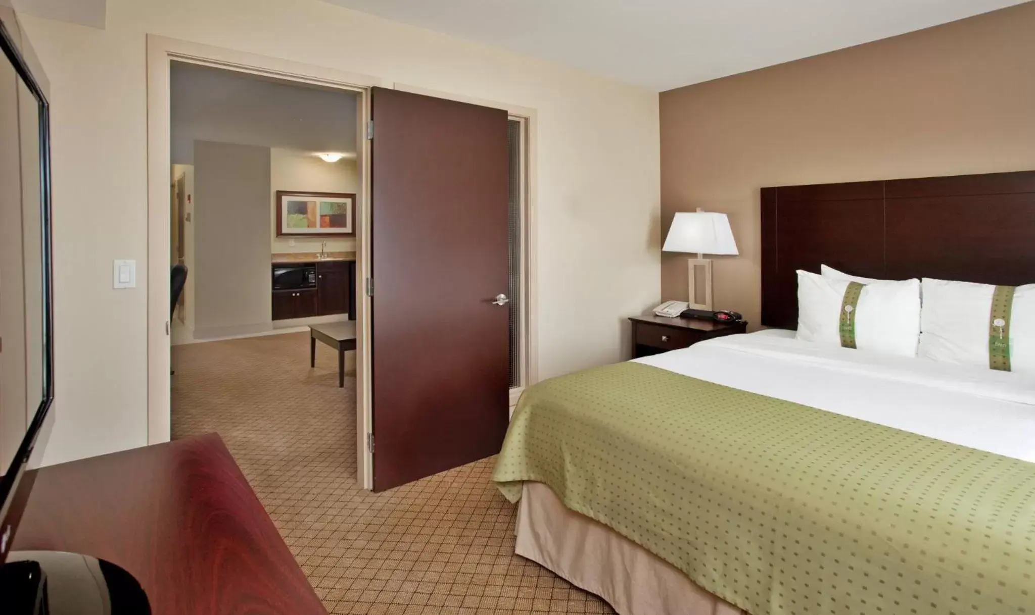 Photo of the whole room, Bed in Holiday Inn Hotel and Suites-Kamloops, an IHG Hotel