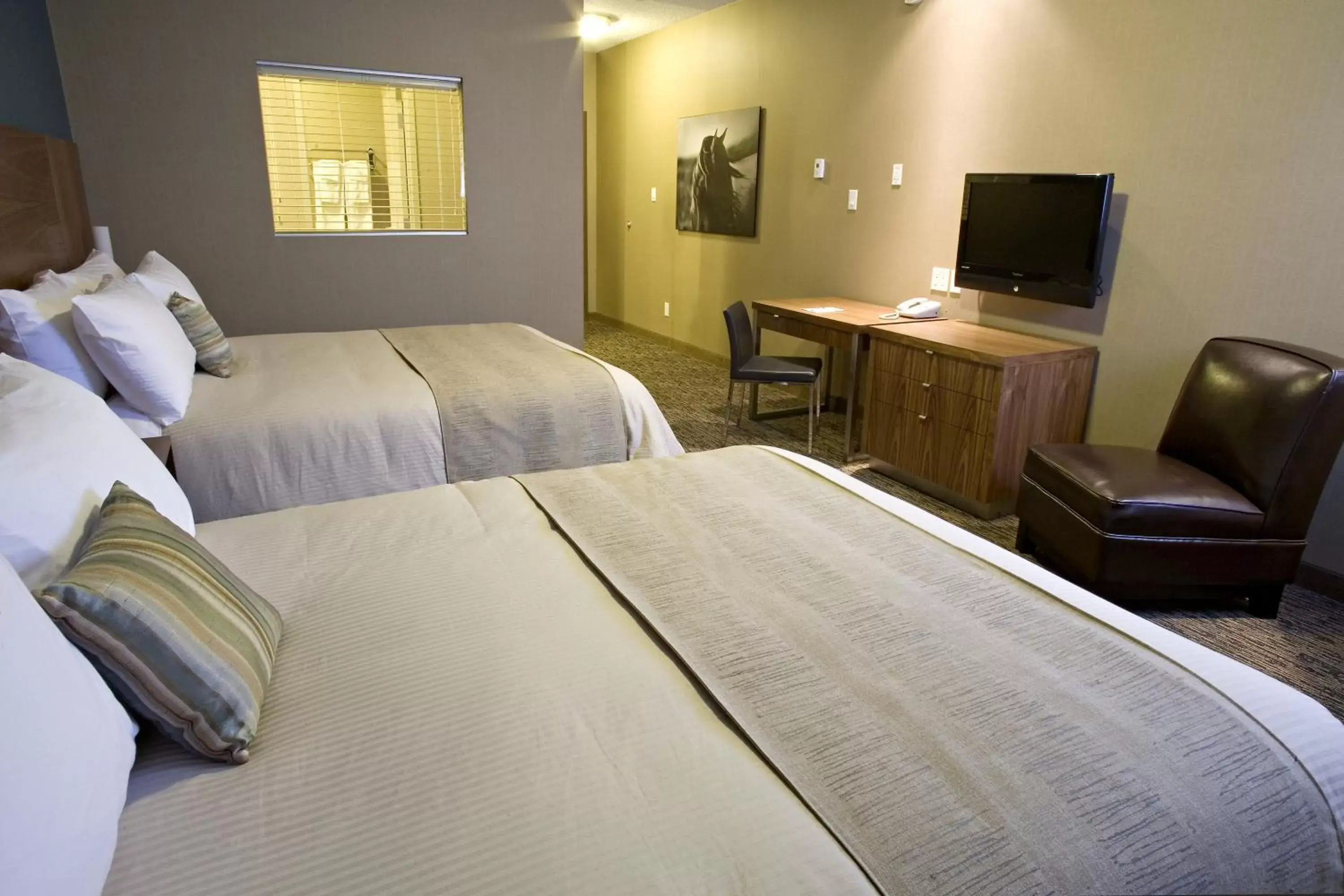 Shower, Bed in Heritage Inn Hotel & Convention Centre - Pincher Creek