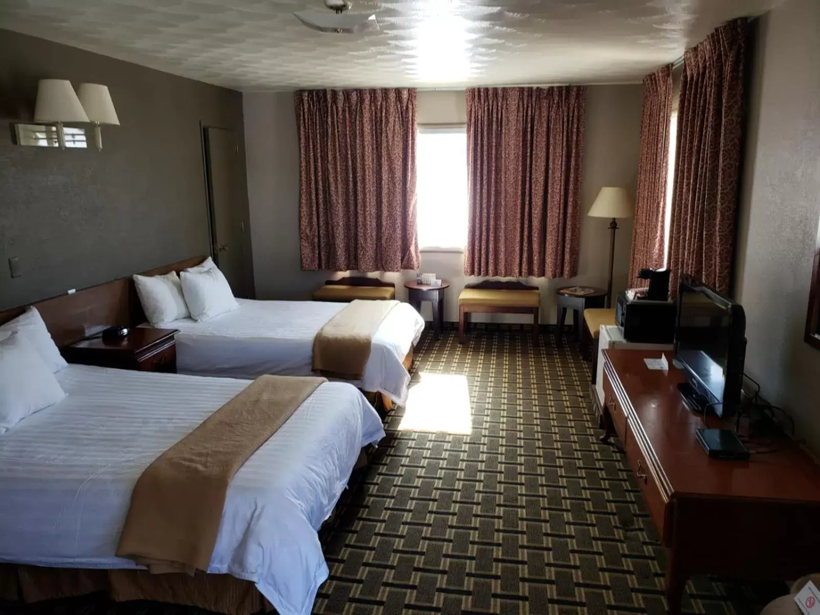 Photo of the whole room in Travelodge by Wyndham Evanston
