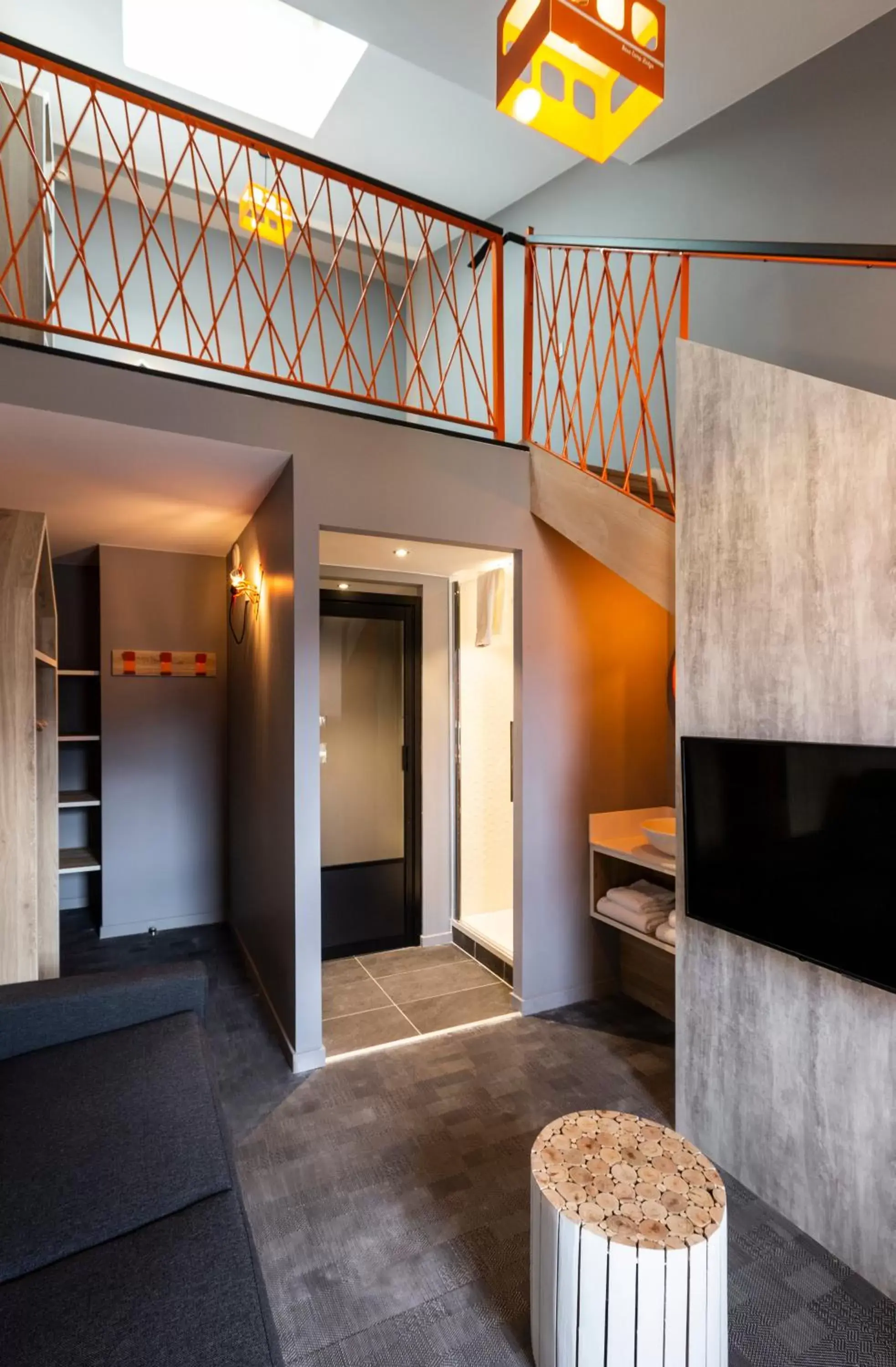 Bedroom, TV/Entertainment Center in Hotel Base Camp Lodge - Bourg Saint Maurice