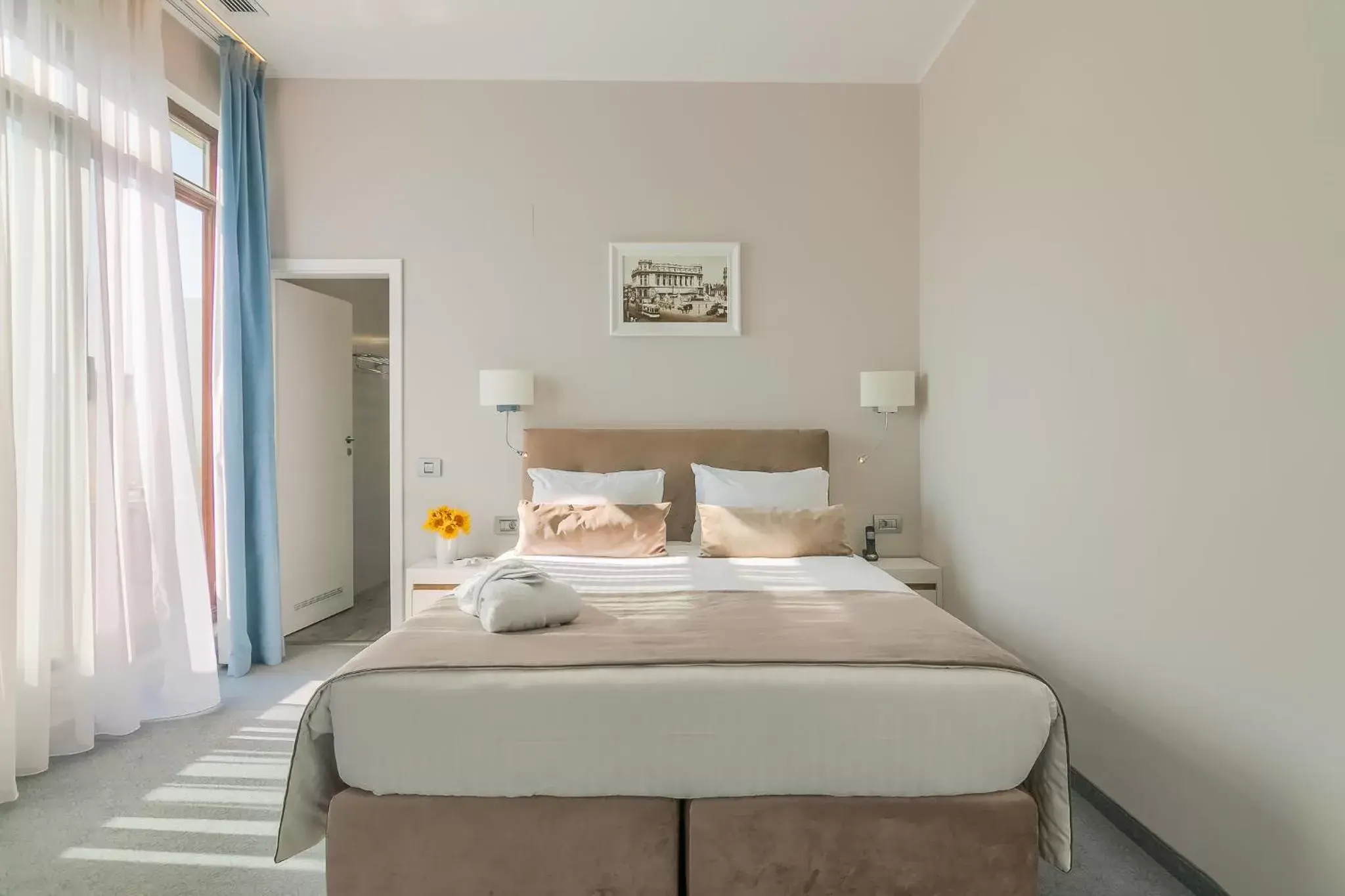 Bed in New Era Hotel Old Town Party Zone Bucharest- parking with fee nearby - NOT at the hotel ! Bed in New Era Hotel Old Town Party Zone Bucharest- parking with fee nearby - NOT at the hotel !