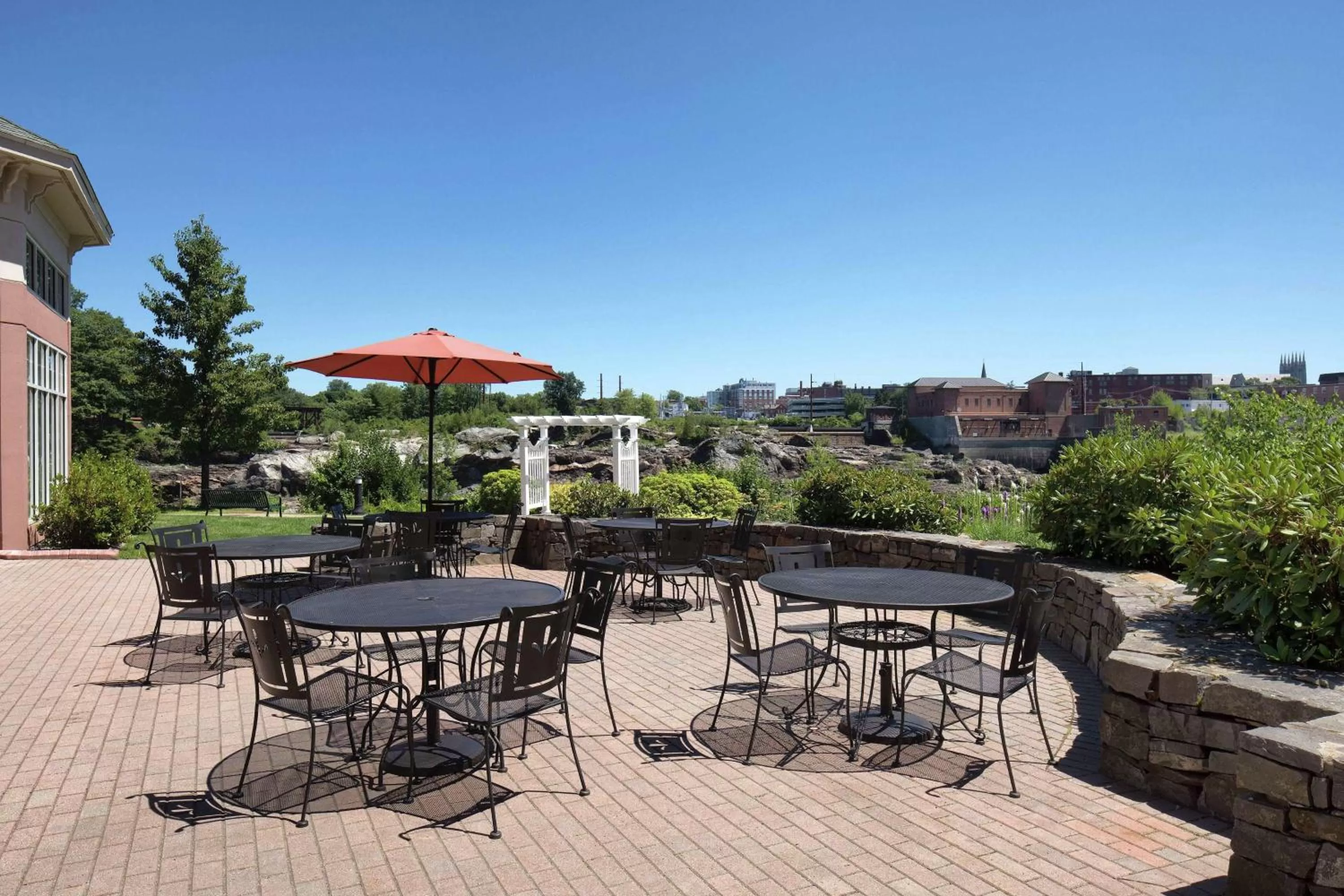 Patio in Hilton Garden Inn Auburn Riverwatch