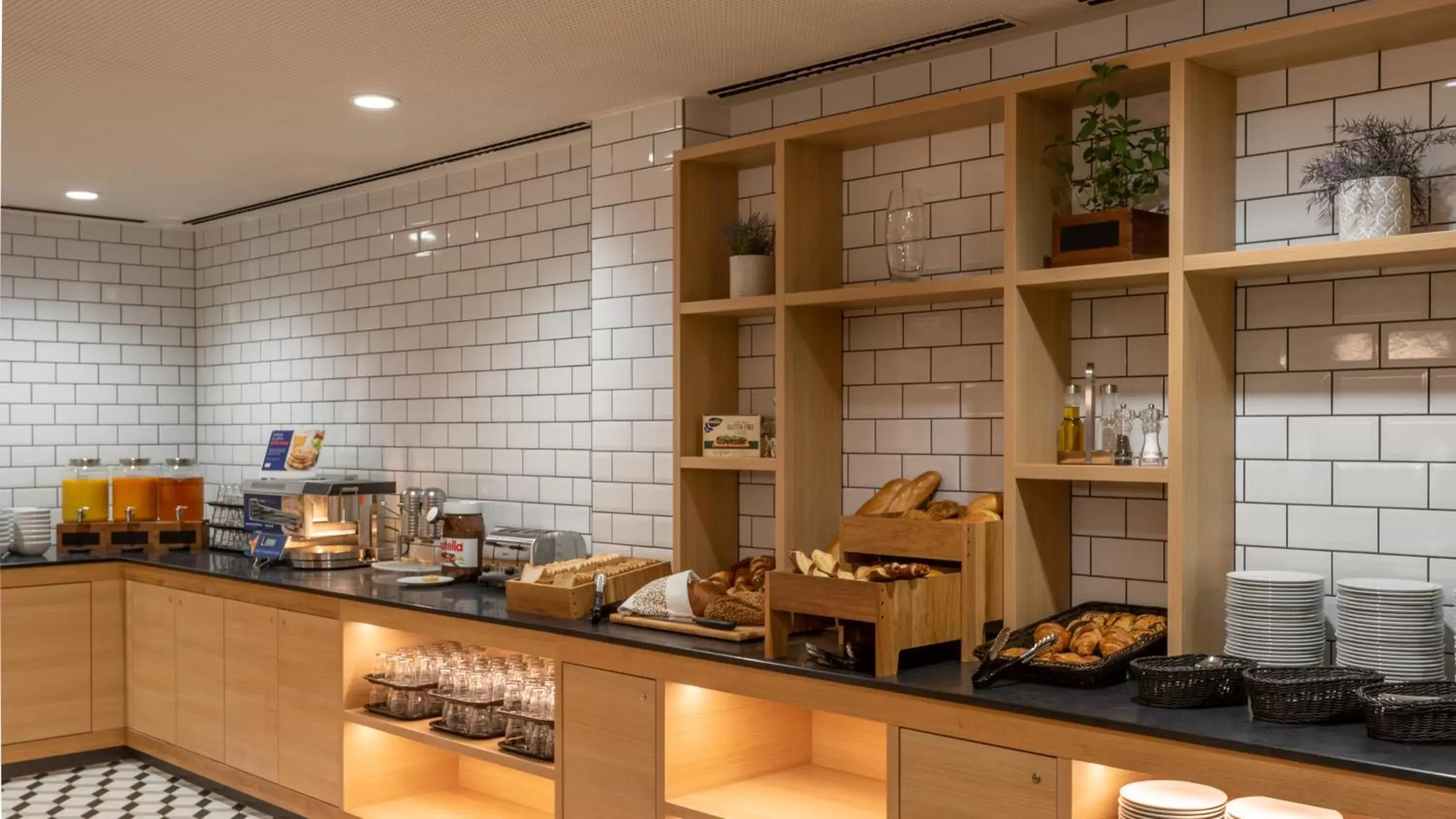 Restaurant/places to eat in Holiday Inn Express - Hamburg South A7-AS42 by IHG Restaurant/places to eat in Holiday Inn Express - Hamburg South A7-AS42 by IHG