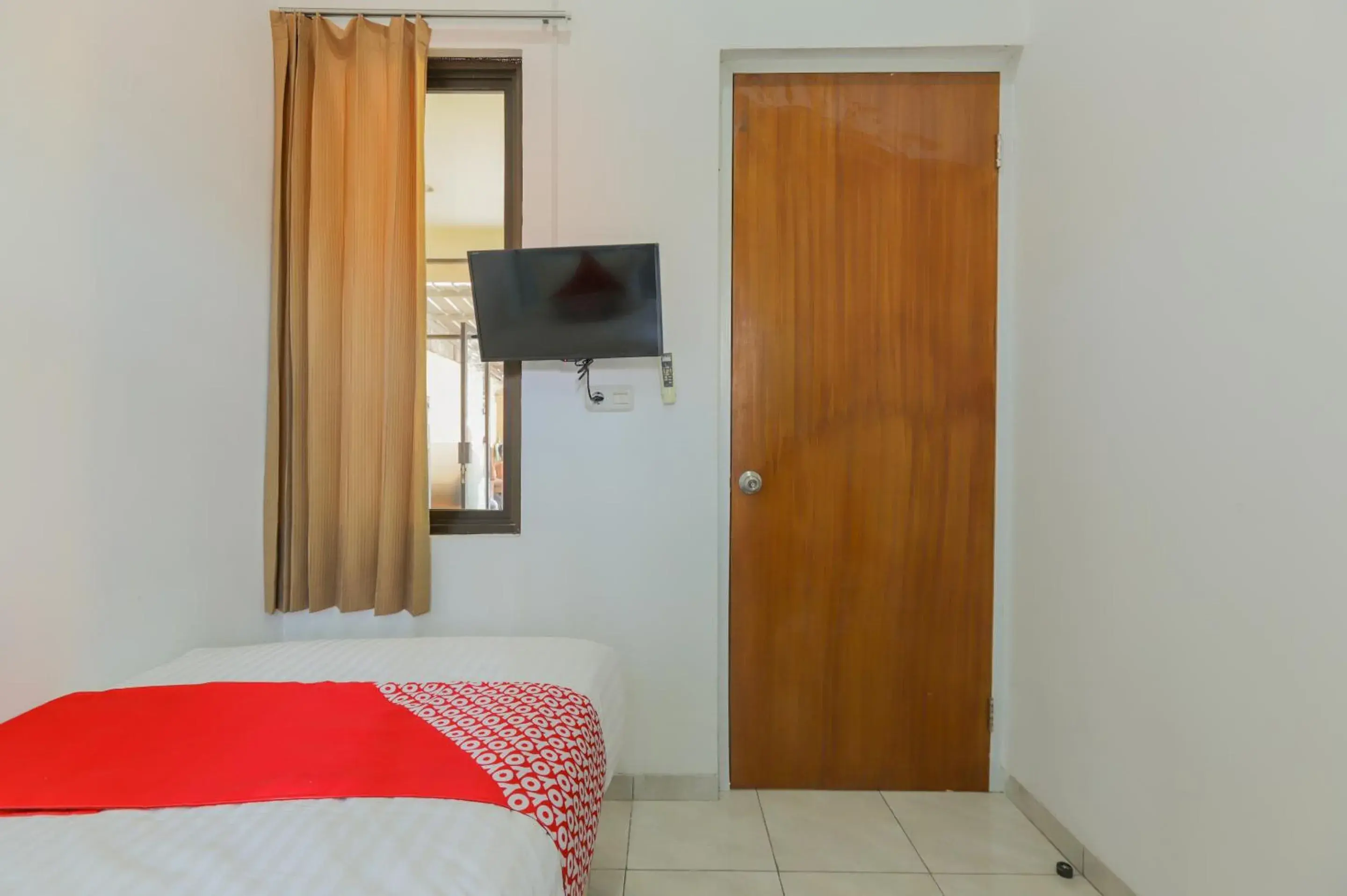 Bedroom, TV/Entertainment Center in OYO 866 Idola Residence