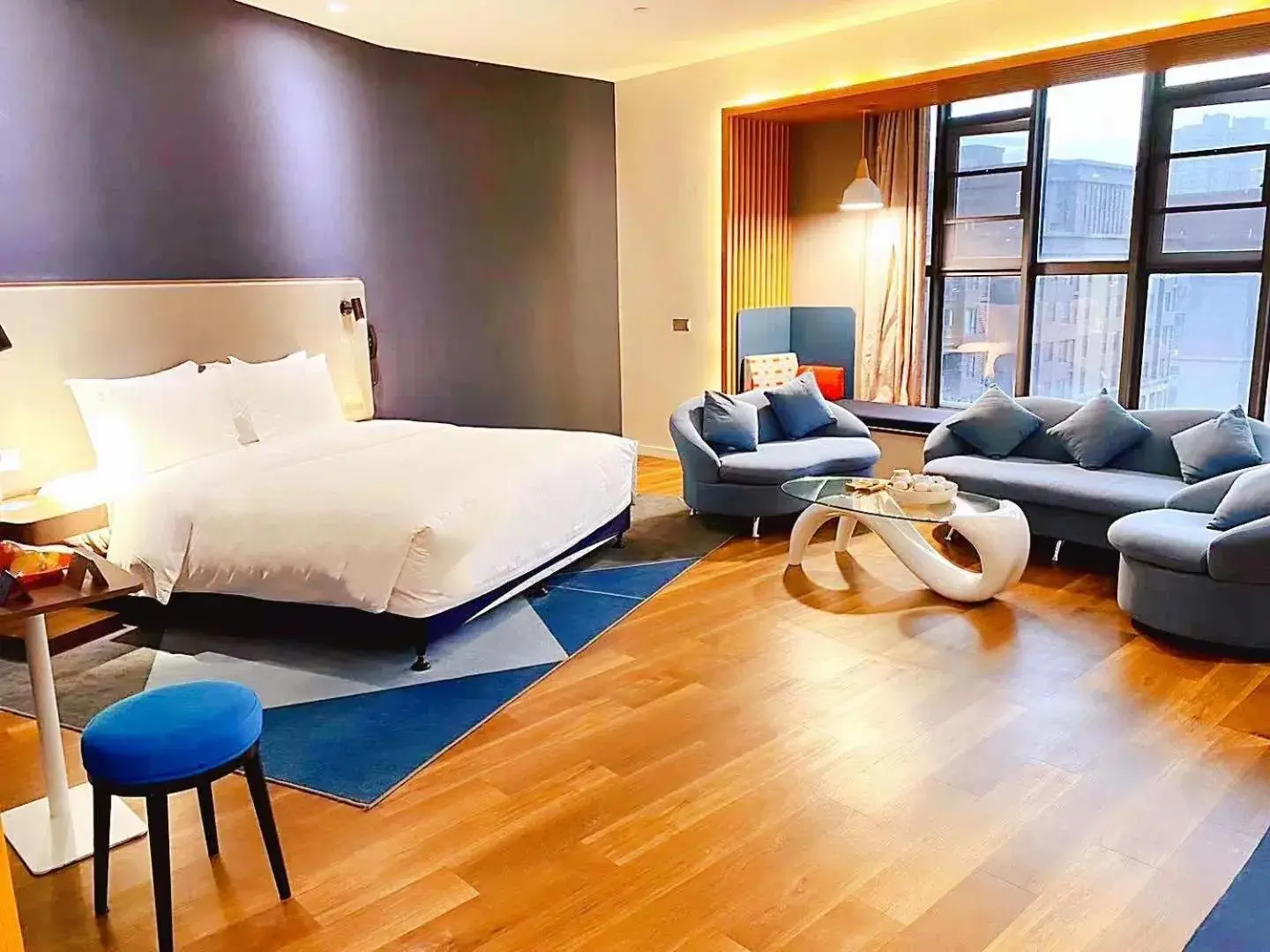 Photo of the whole room, Bed in Holiday Inn Express - Wuhan Optical Valley by IHG Photo of the whole room, Bed in Holiday Inn Express - Wuhan Optical Valley by IHG