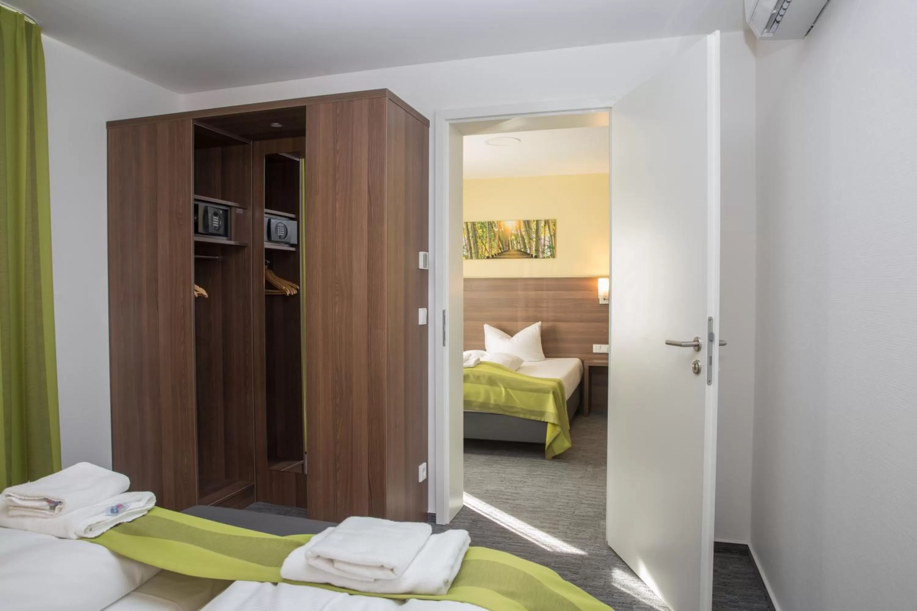 Bedroom, Bed in Trip Inn Goethe Conference Hotel