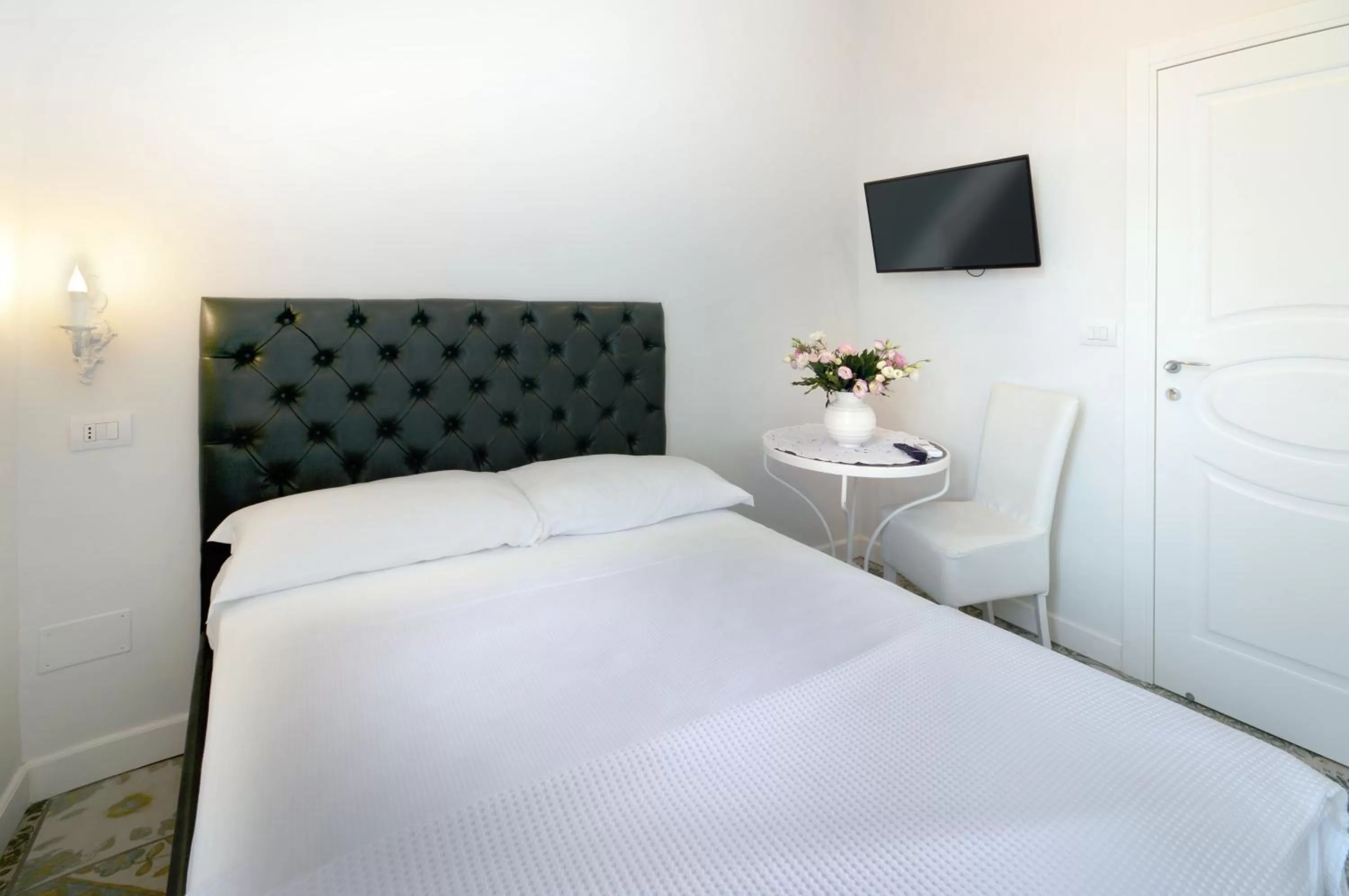 Photo of the whole room, Bed in Barbarella Home