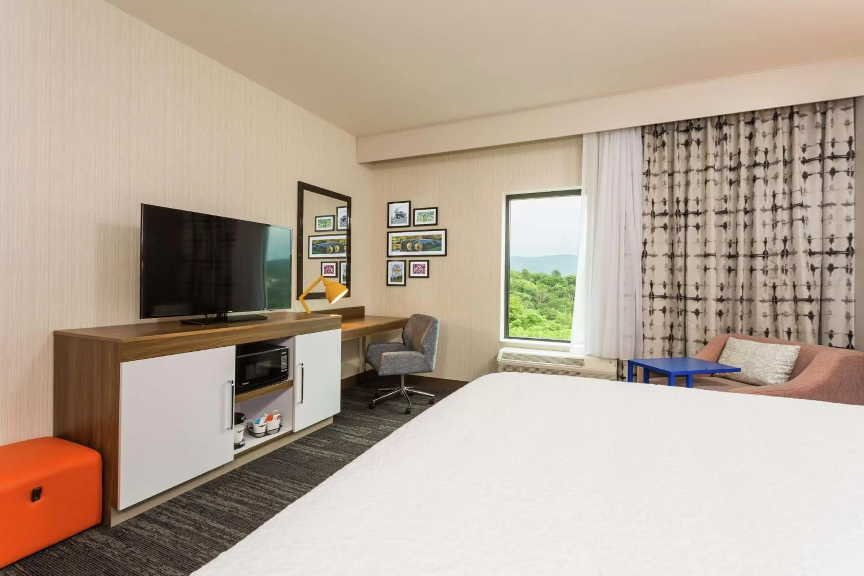 Bedroom, TV/Entertainment Center in Hampton Inn Cumberland