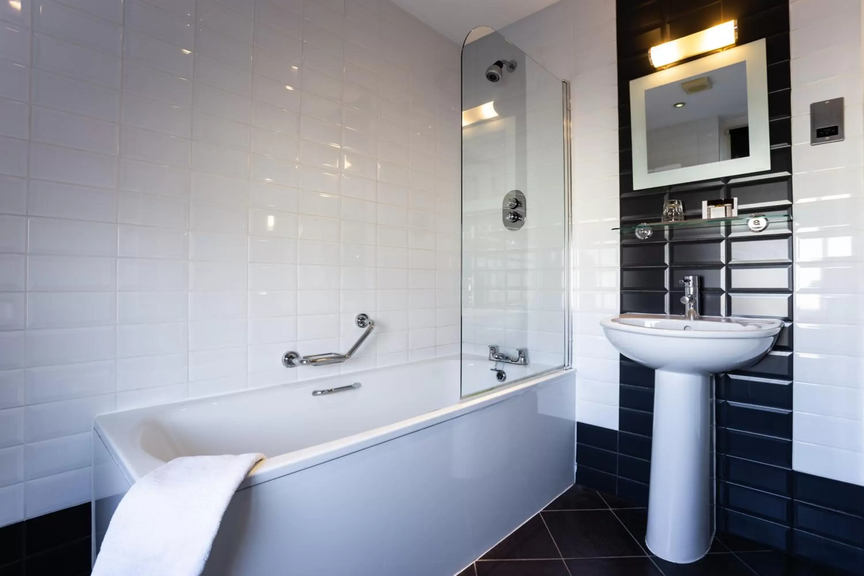 Bathroom in Royal Station Hotel- Part of the Cairn Collection