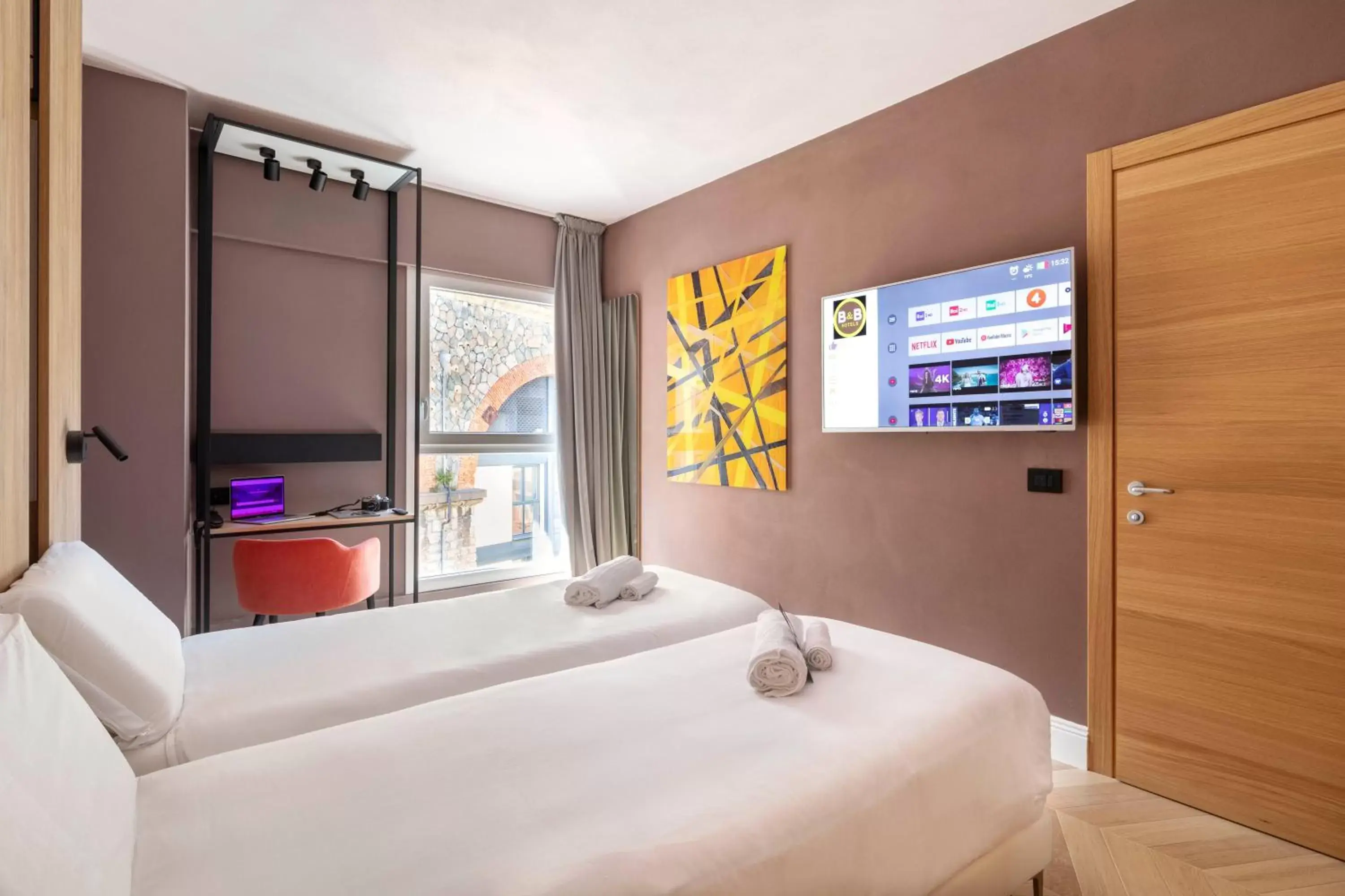 Bedroom, TV/Entertainment Center in B&B Hotel Genova City Center