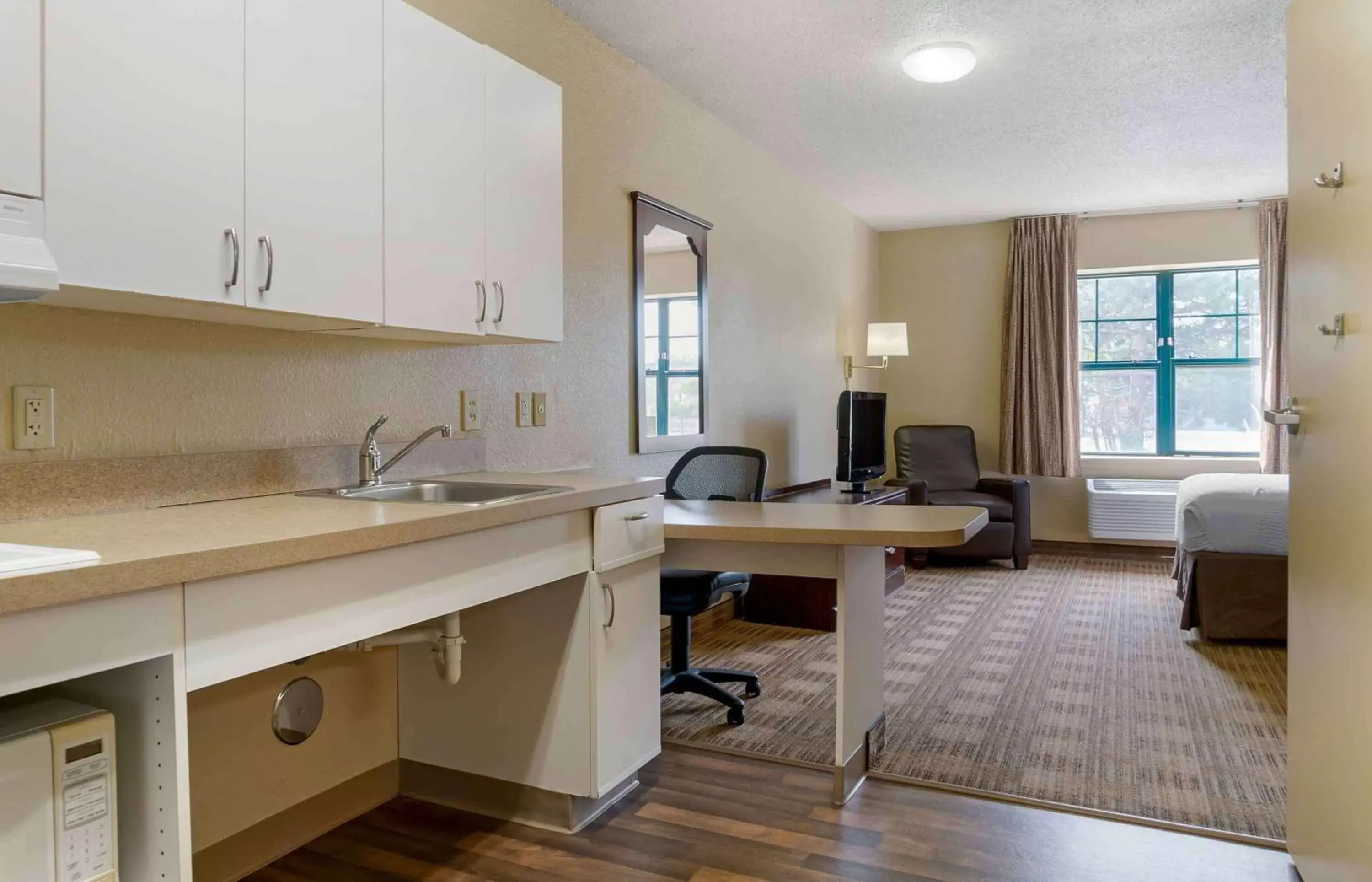 Bedroom, Kitchen/Kitchenette in Extended Stay America Select Suites - Chicago - Naperville - West