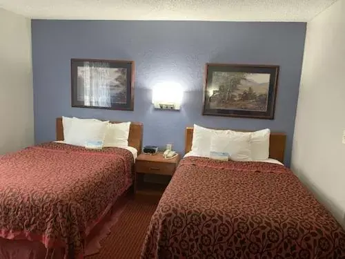 Bed in Days Inn & Suites by Wyndham Green Bay WI