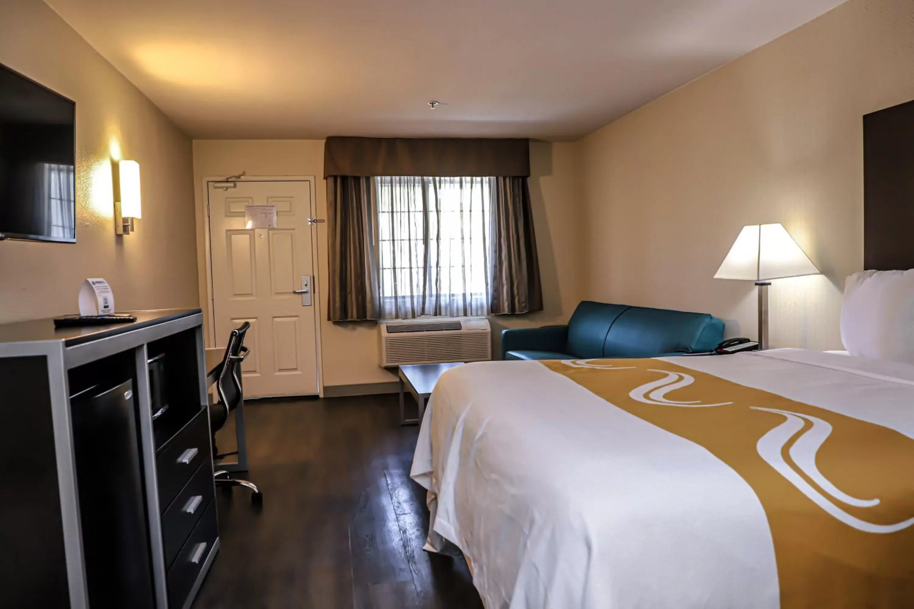 Bed in Quality Inn & Suites Camarillo-Oxnard