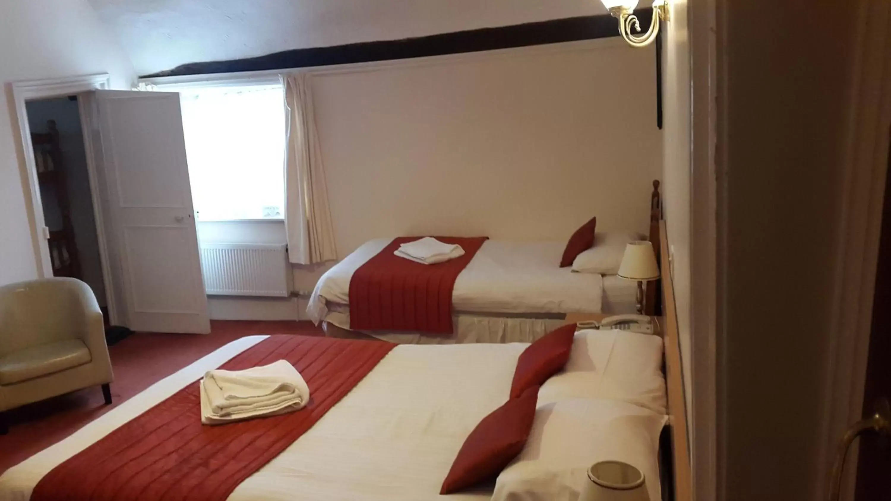 Bed in The Cedars Hotel