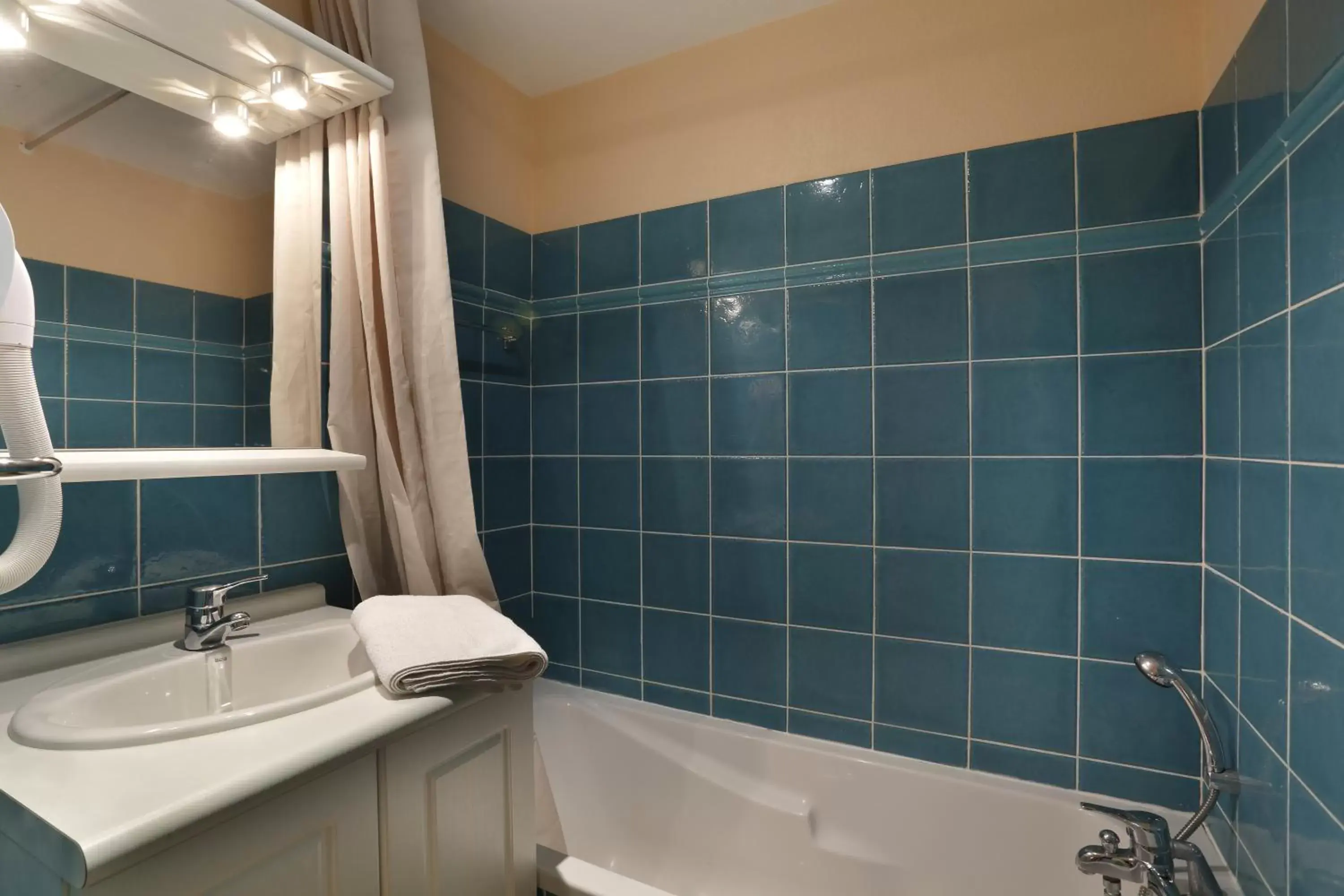 Shower, Bathroom in Vacancéole - Les Bastides de Fayence