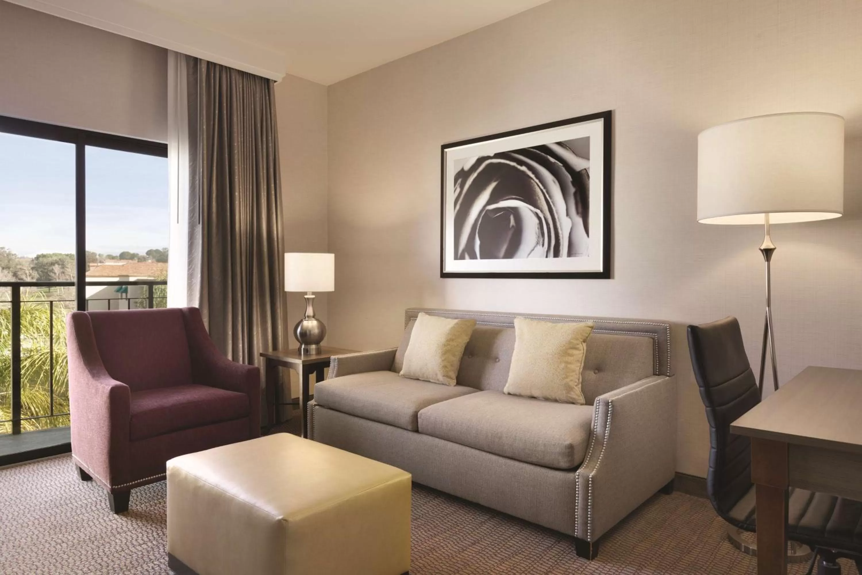 Living room in Embassy Suites by Hilton Temecula Valley Wine Country