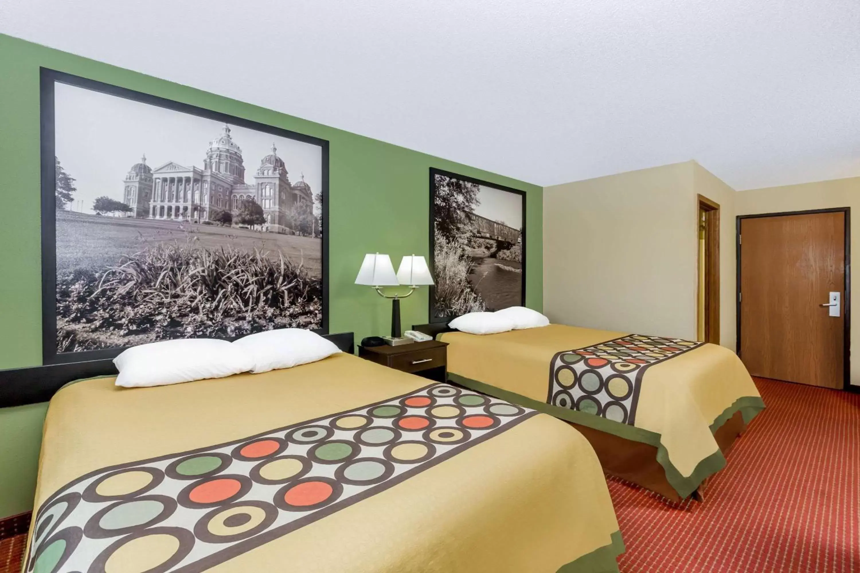 Photo of the whole room, Bed in Super 8 by Wyndham Grinnell IA